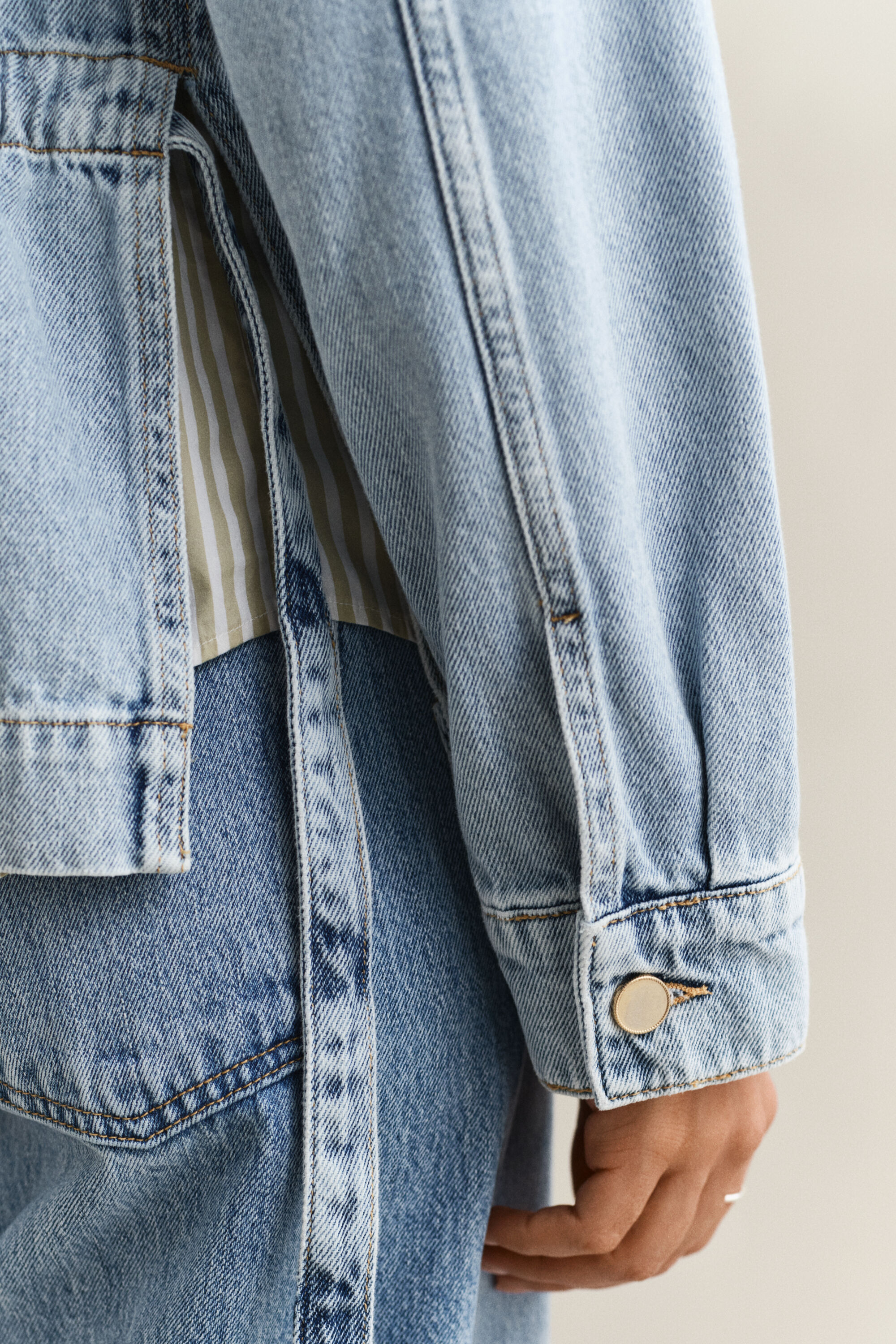 Spijkerjasje met strikdetails