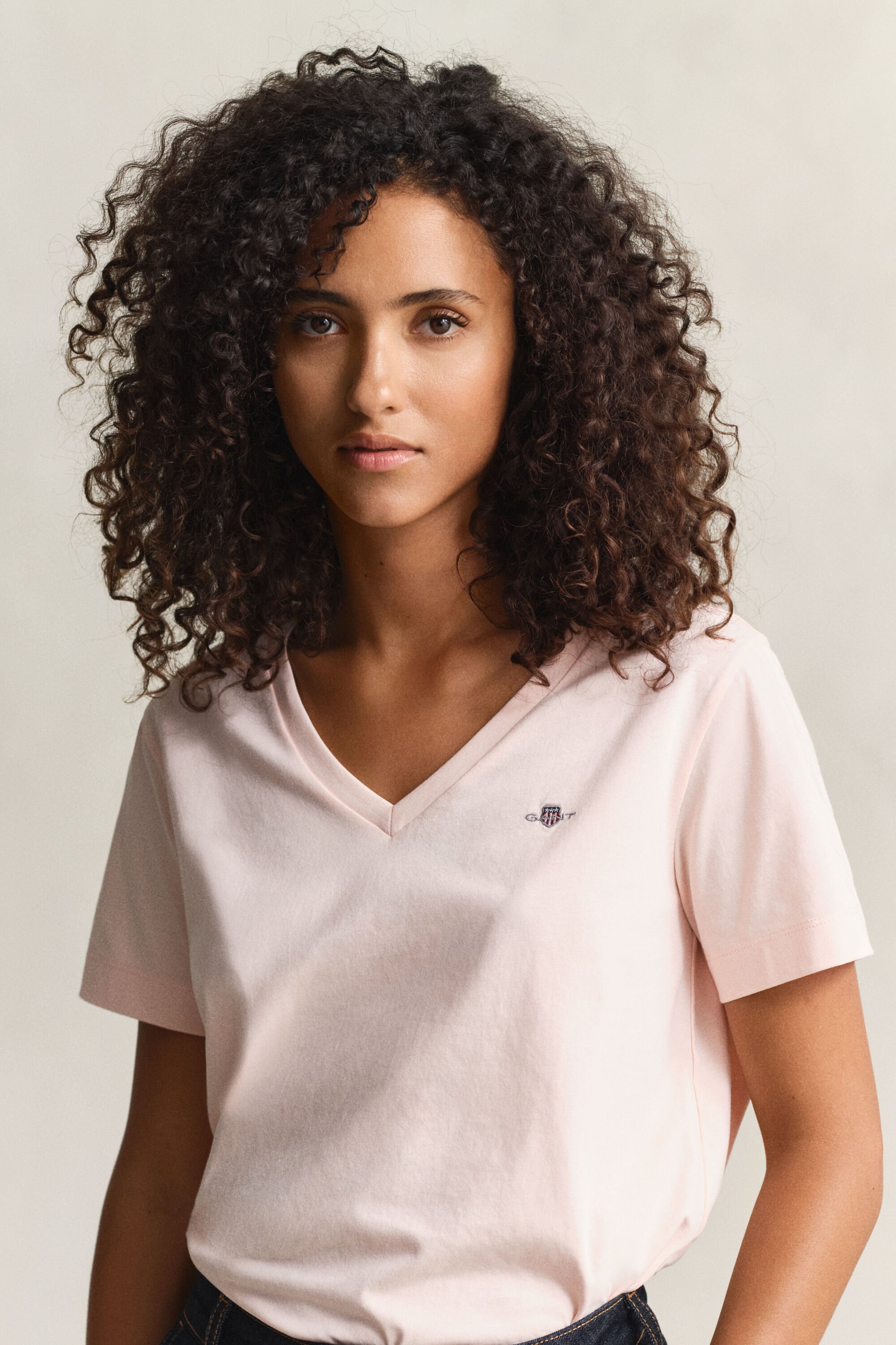 Shield T-shirt met V-hals