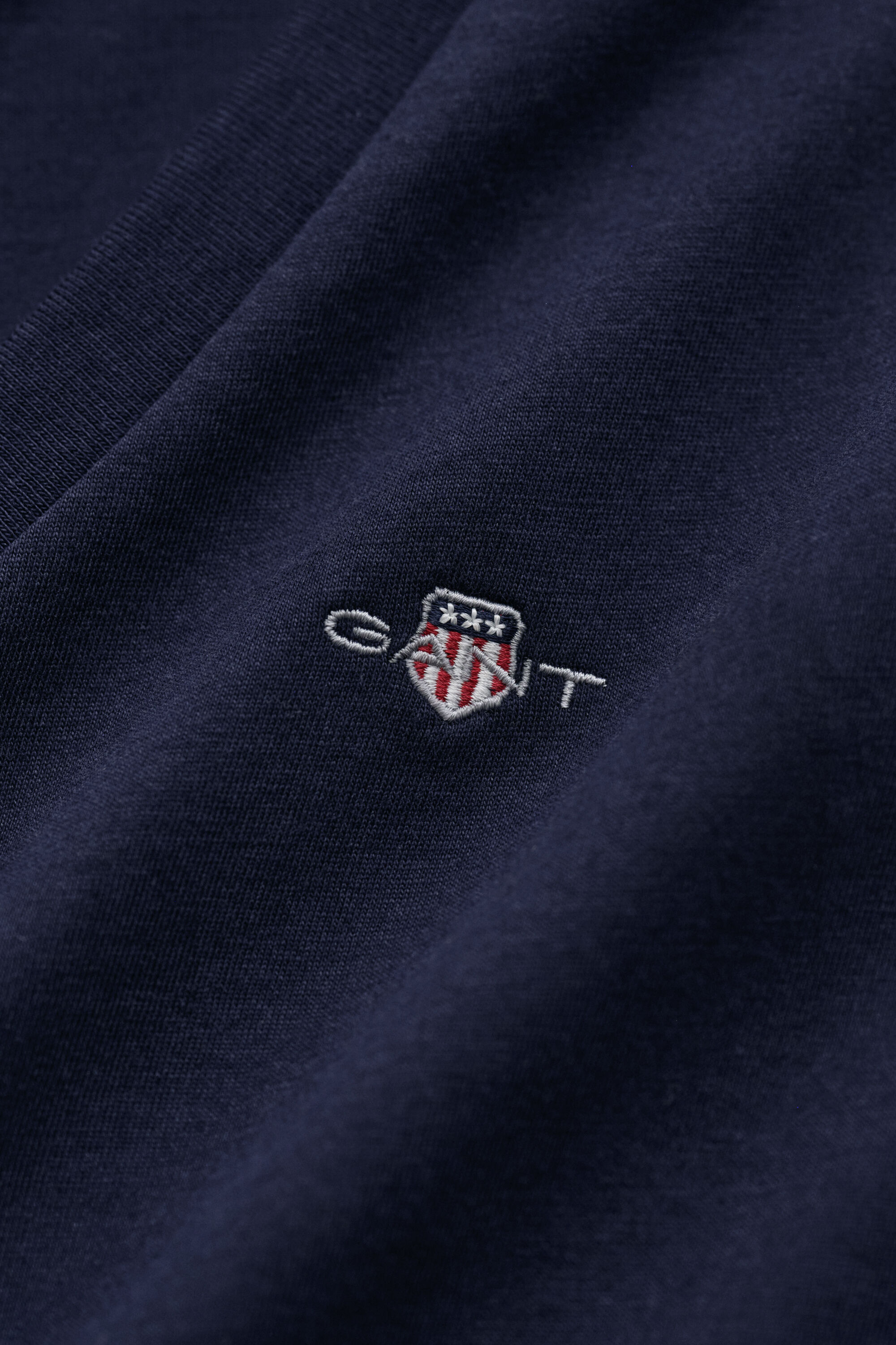 Shield T-shirt met V-hals
