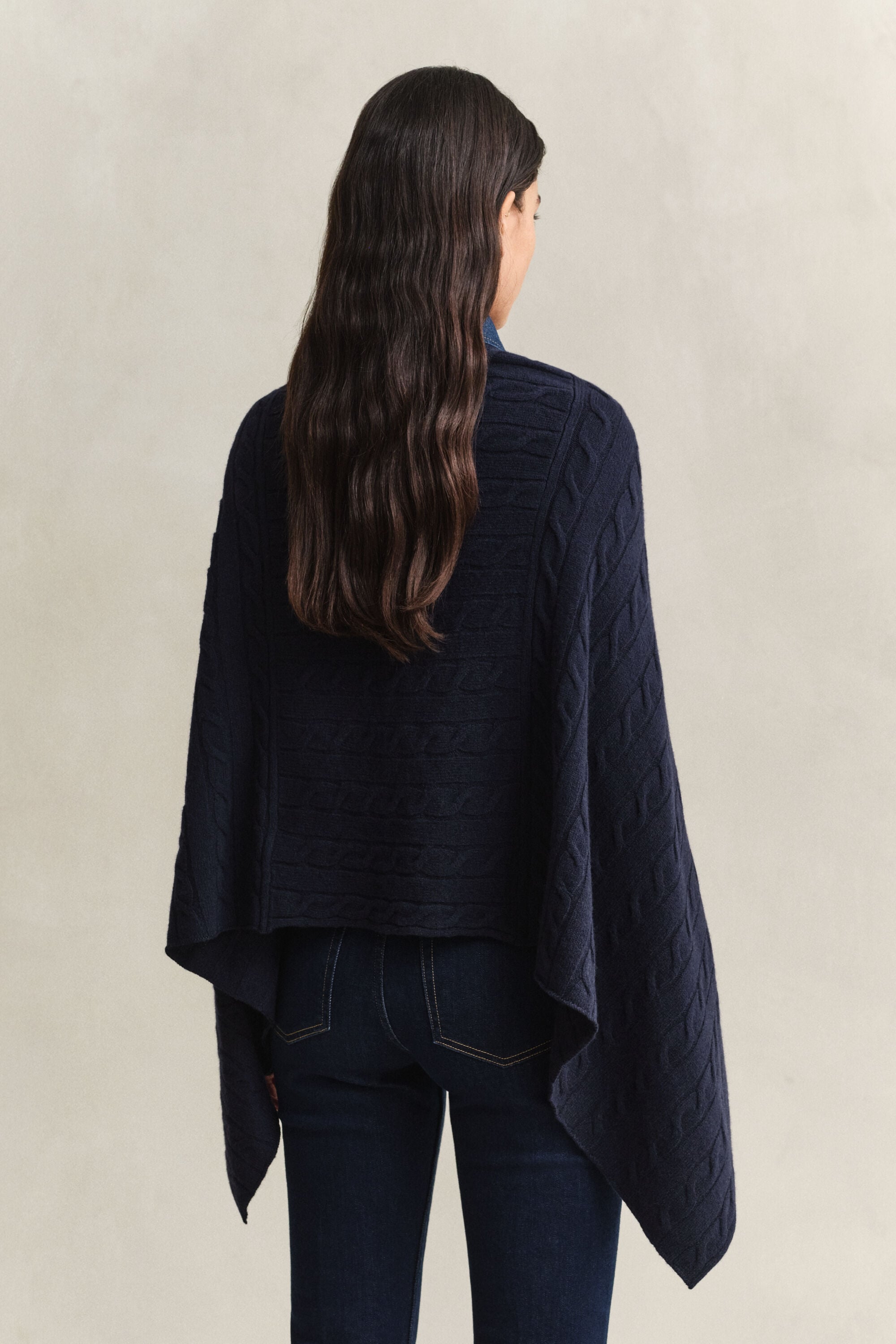 Wollen poncho met kabelpatroon