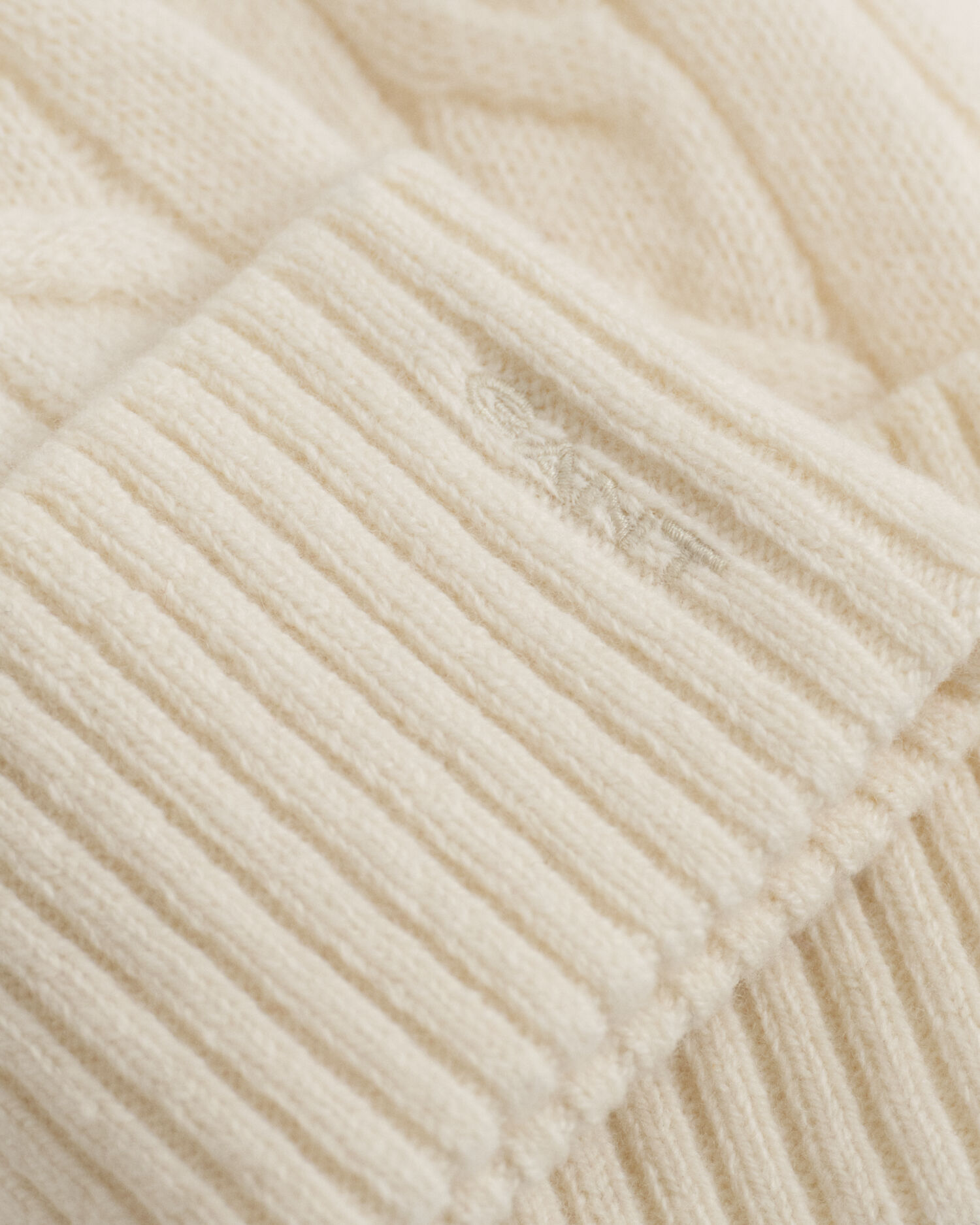 Wollen beanie met kabelpatroon