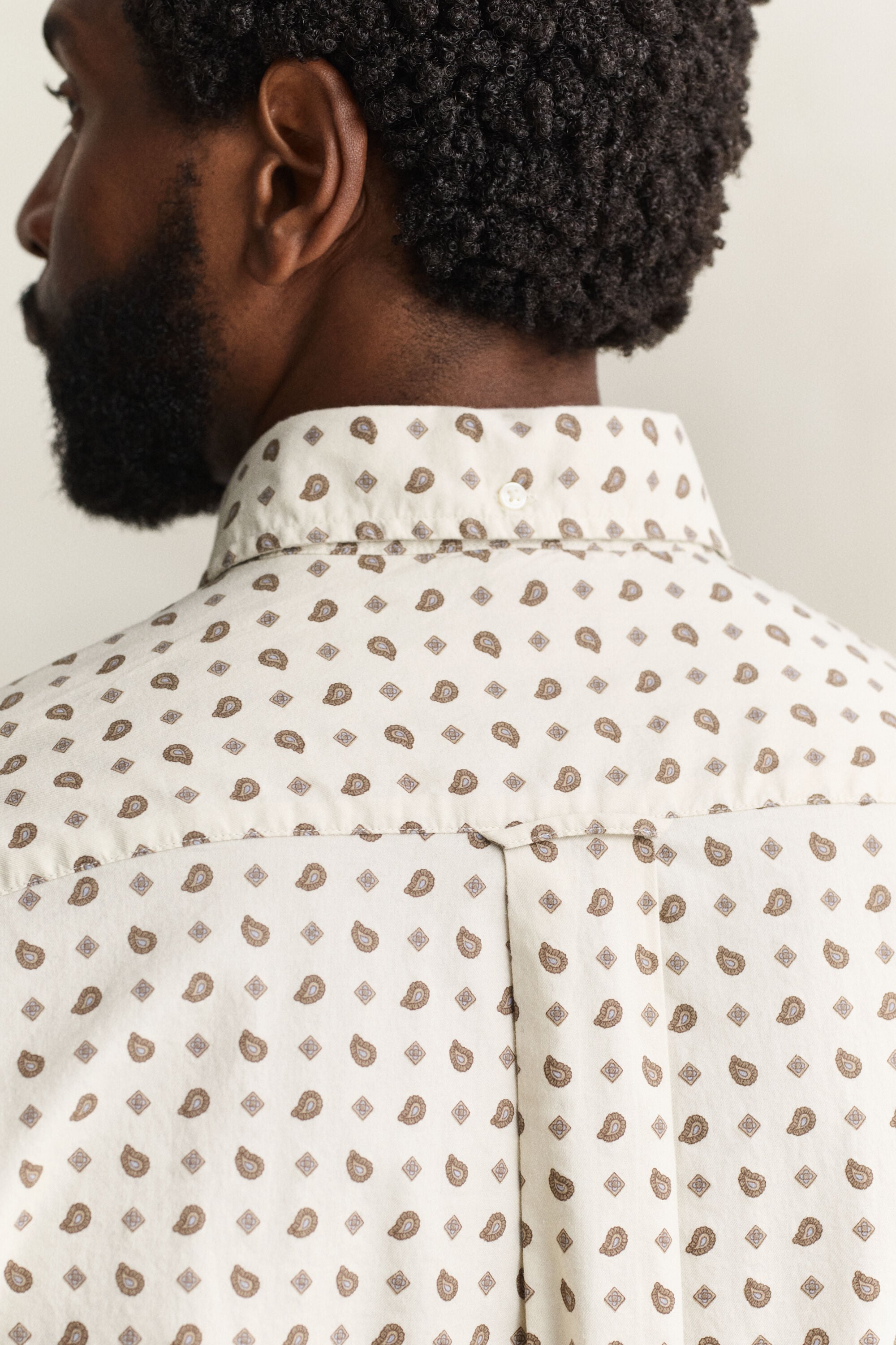Overhemd van keperstof met paisleymotief