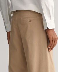 Relaxed Fit chino met plooien