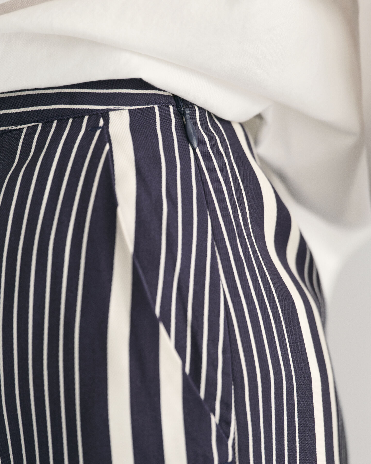 Regular Fit broek met wijde pijpen en streepjesprint