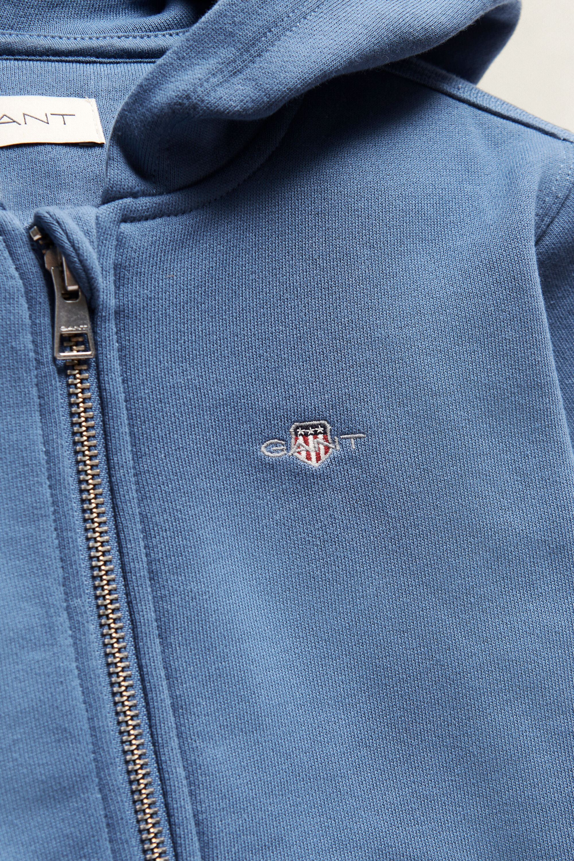 Jongensset van hoodie met rits en schild en een joggingbroek