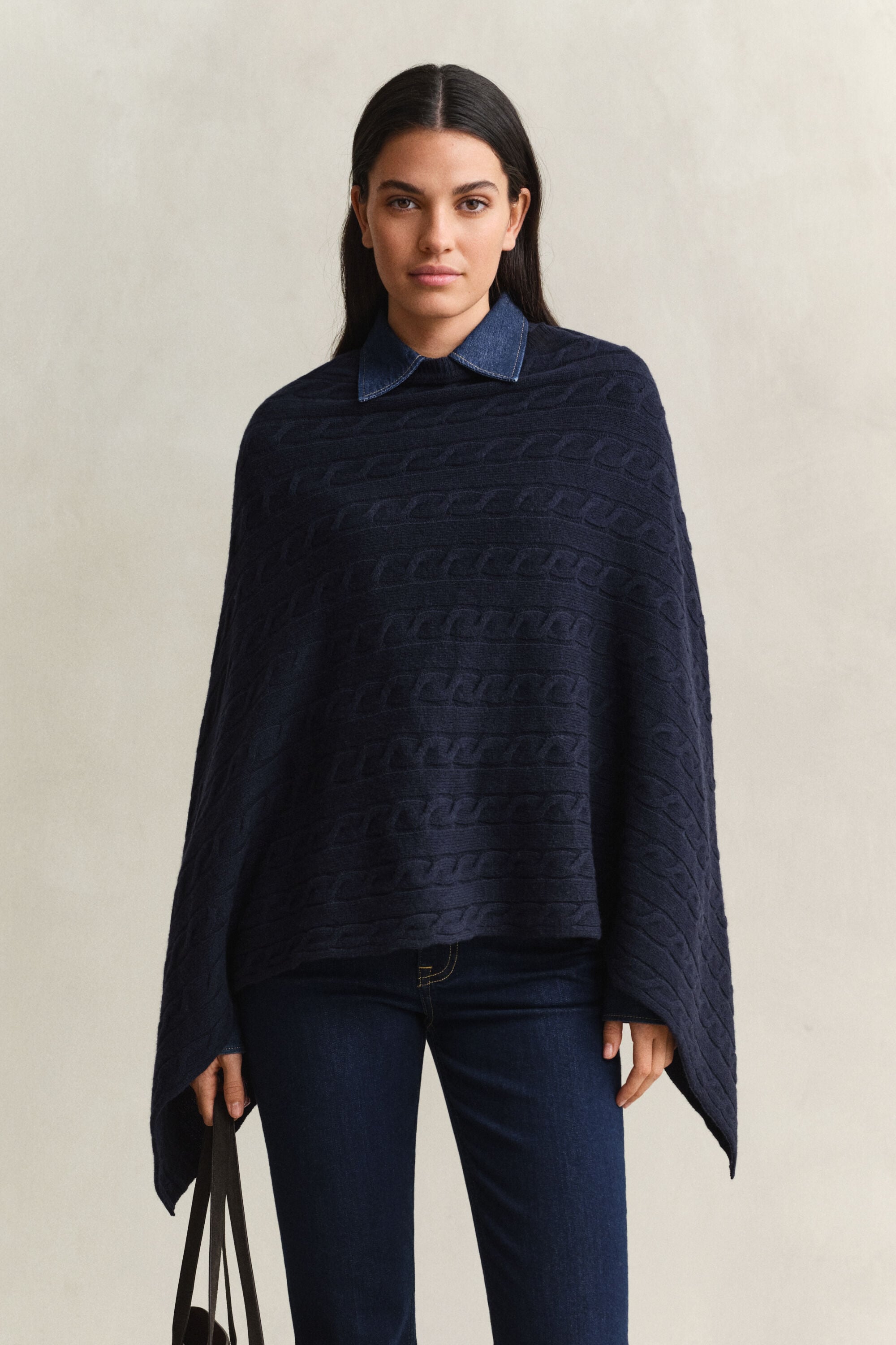 Wollen poncho met kabelpatroon
