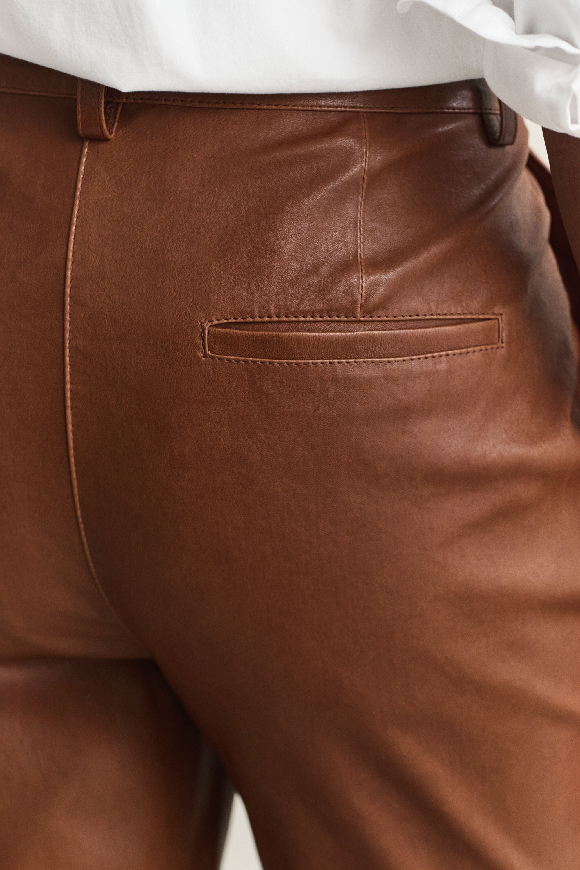 Wijduitlopende leren broek