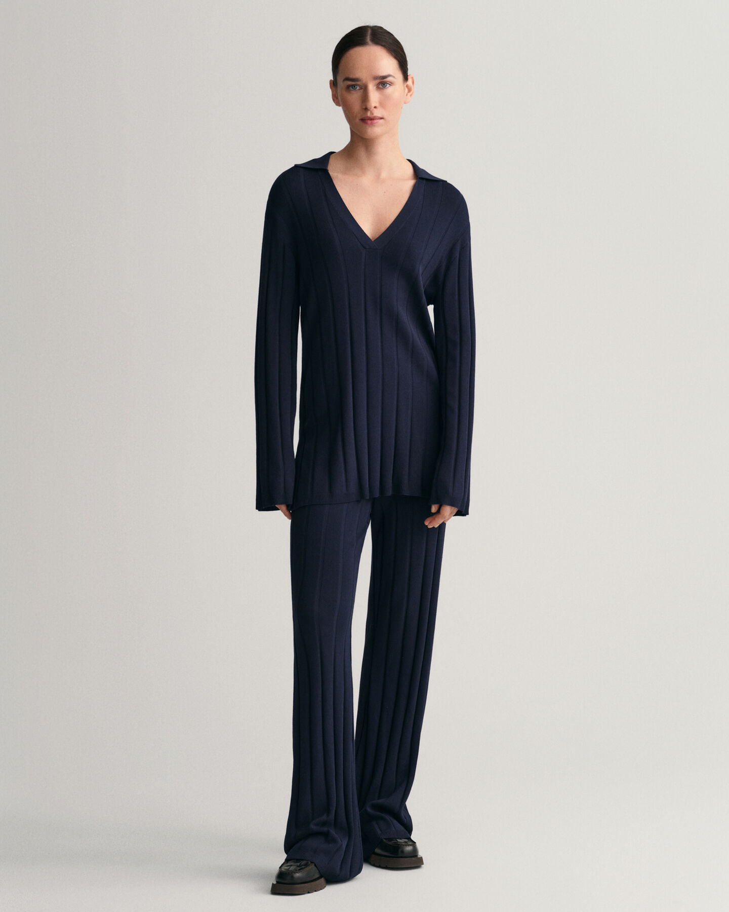 Trui met ribgebreide open kraag