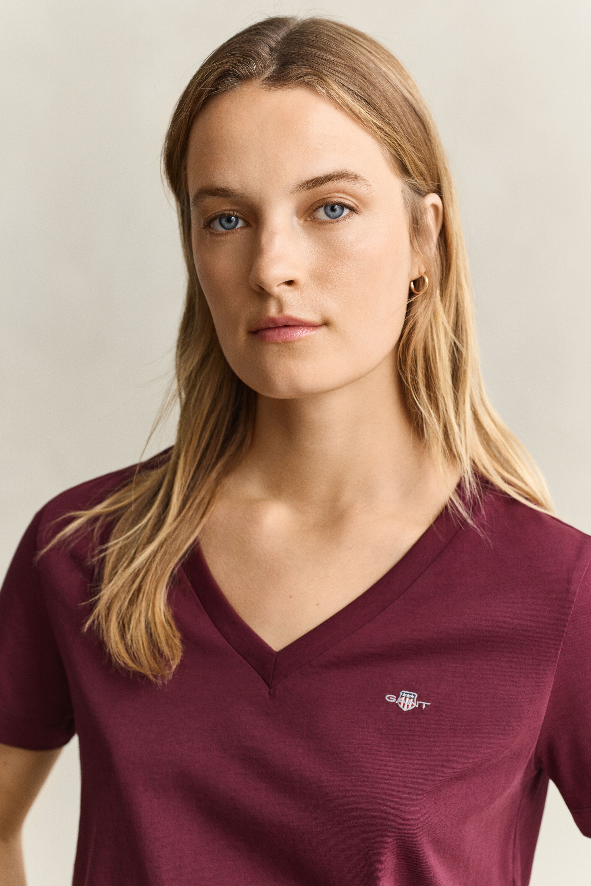 Shield T-shirt met V-hals