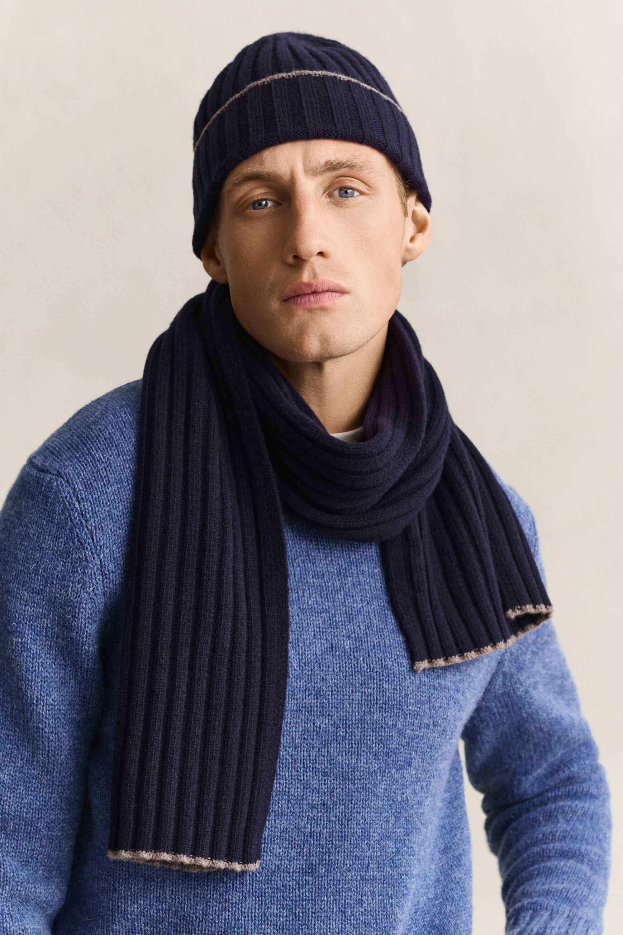 Cadeauset van sjaal met rand en een beanie