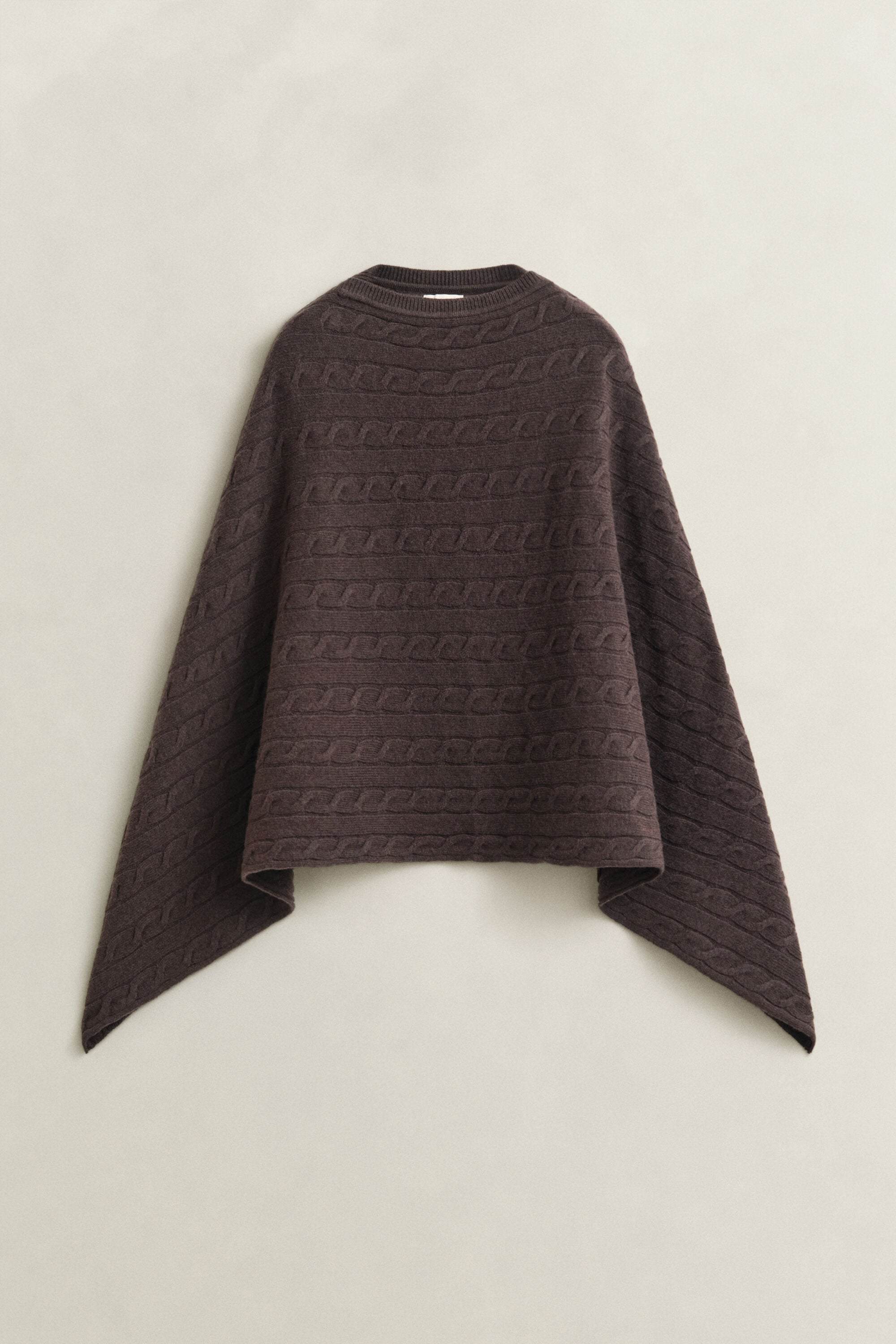 Wollen poncho met kabelpatroon