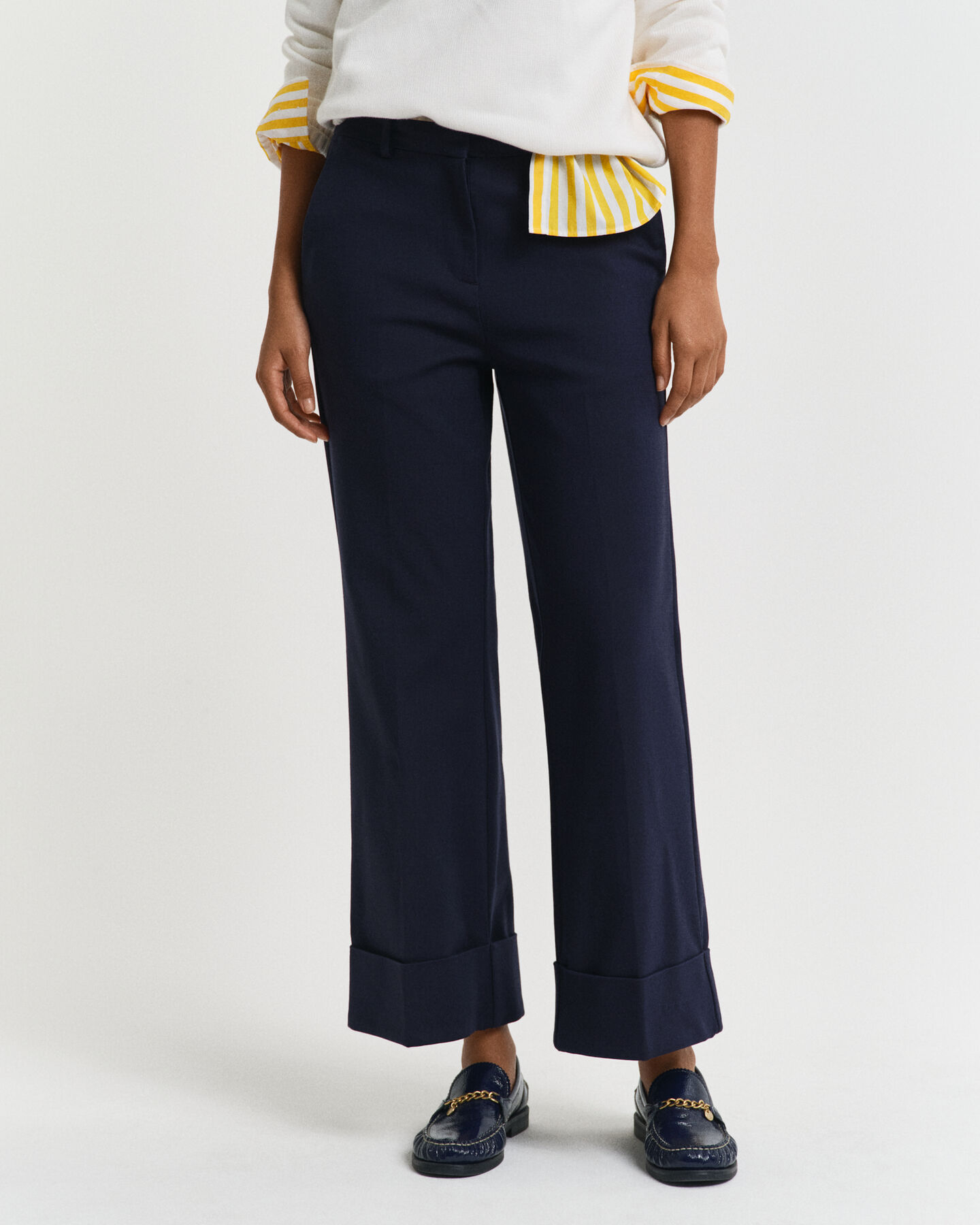 Broek met plooien en omgeslagen pijpen