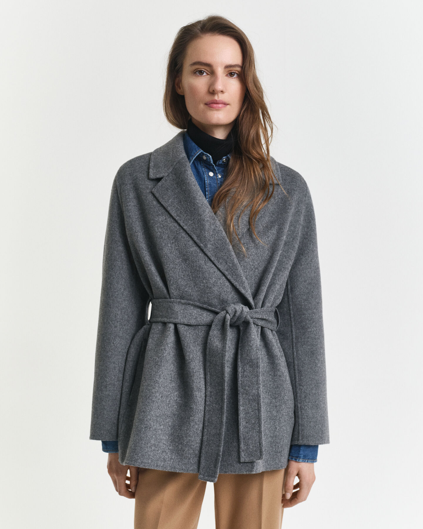 Met de hand gestikte jasje met ceintuur