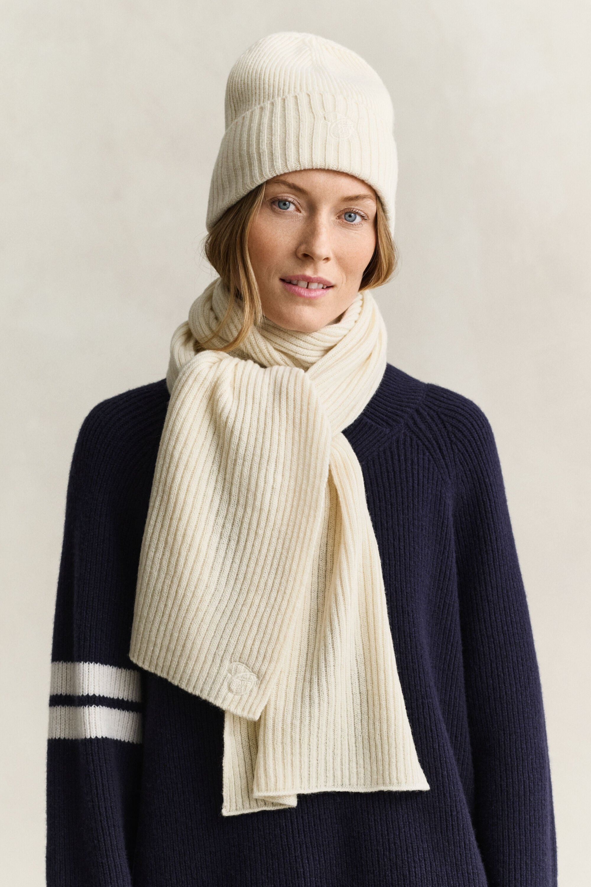 Cadeauset met geborduurde sjaal en beanie