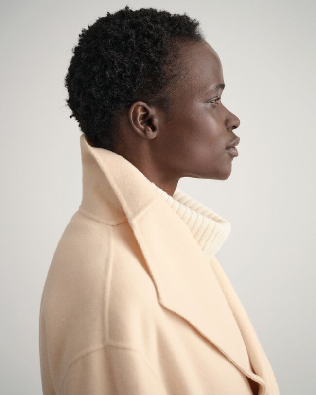 Met de hand gestikte jas met ceintuur