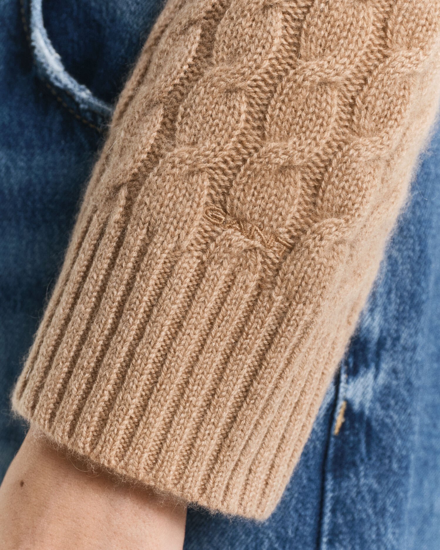 Gebreide kabeltrui met ronde hals van kasjmier