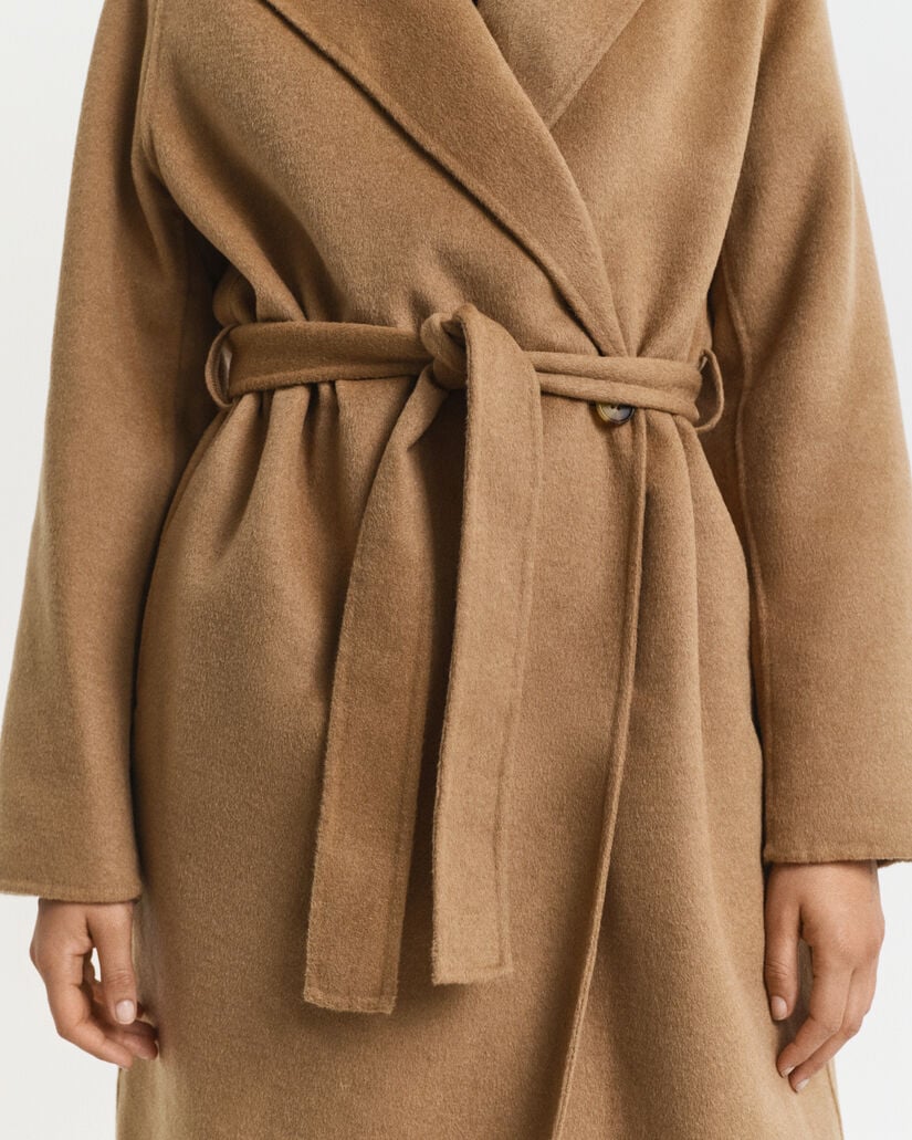 Met de hand gestikte jas met ceintuur