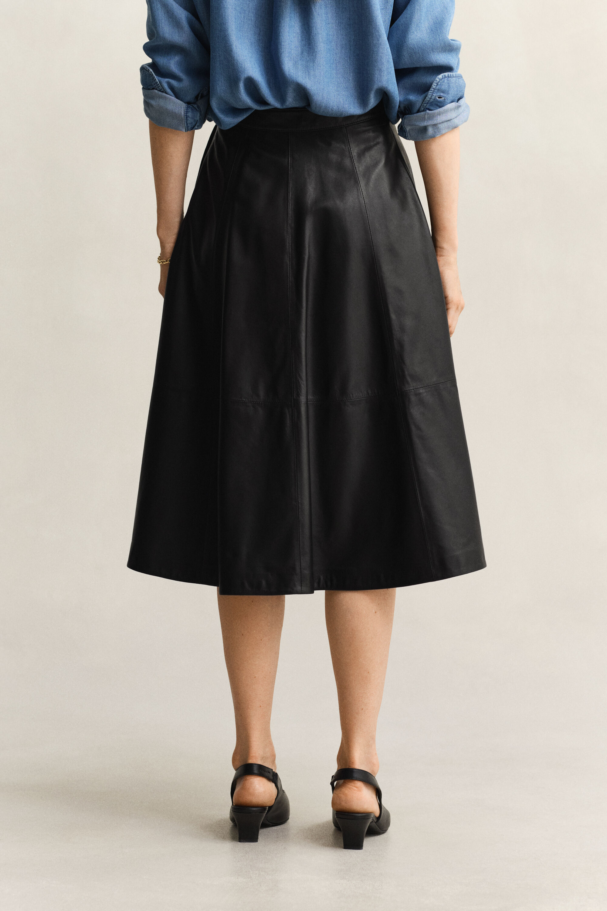 Wijduitlopende leren rok