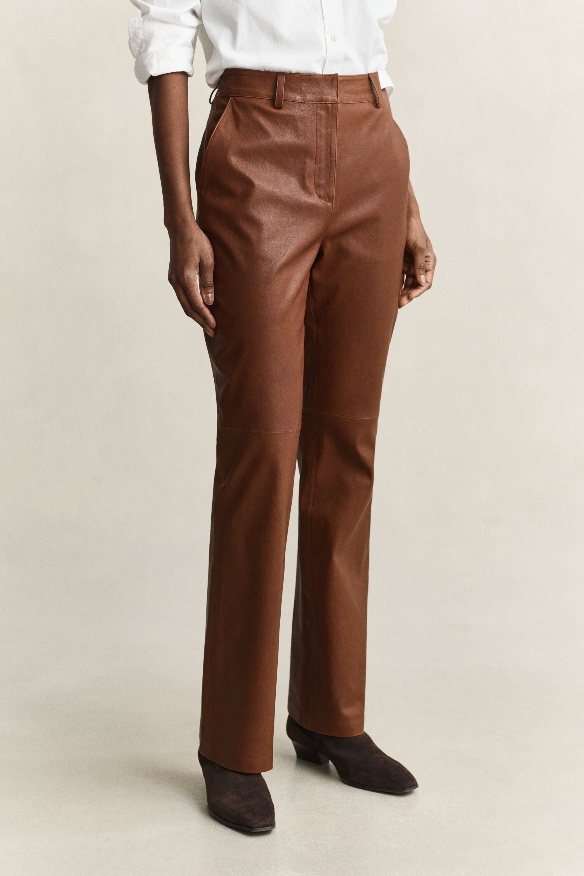 Wijduitlopende leren broek