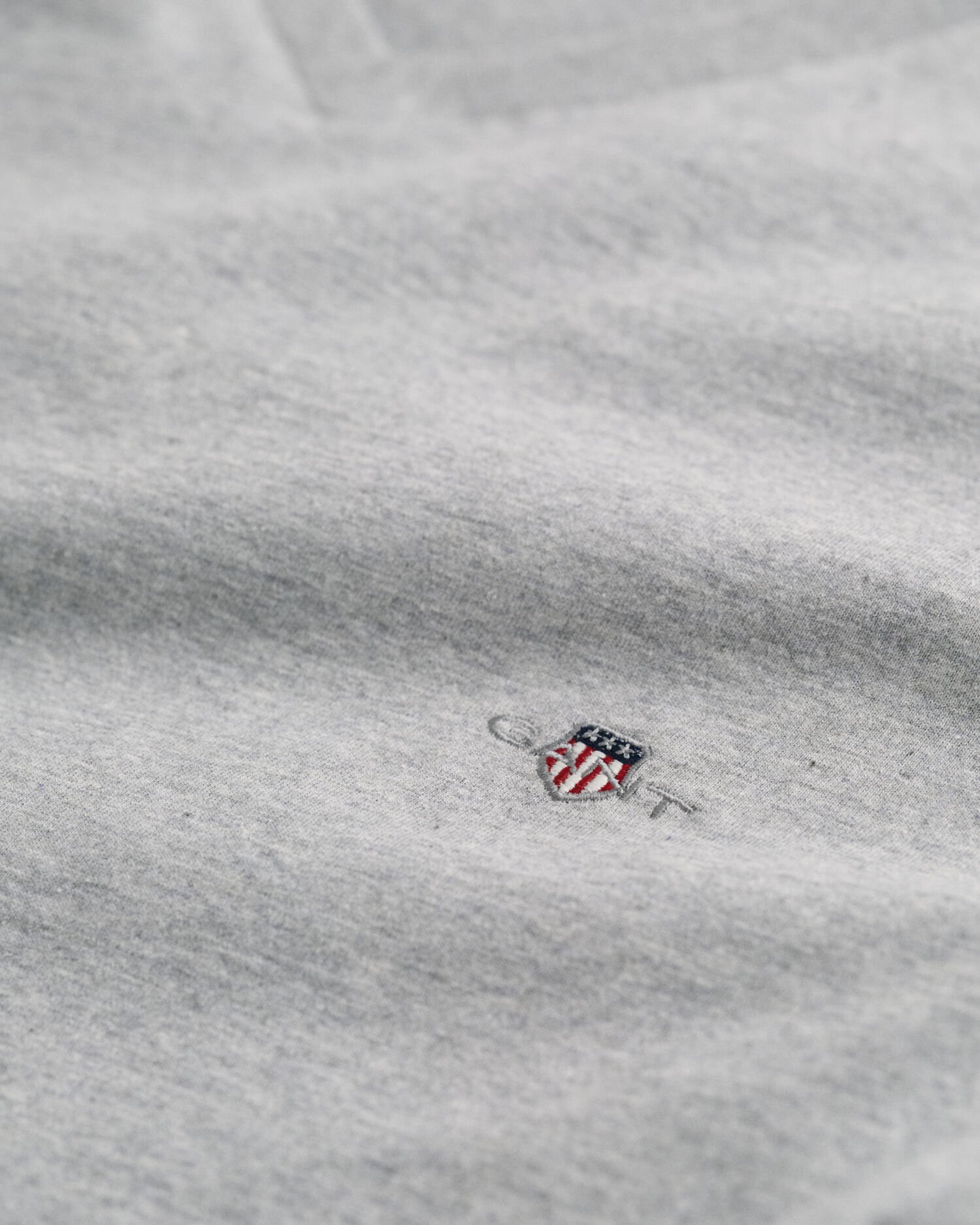 Slim Fit Shield T-shirt met V-hals