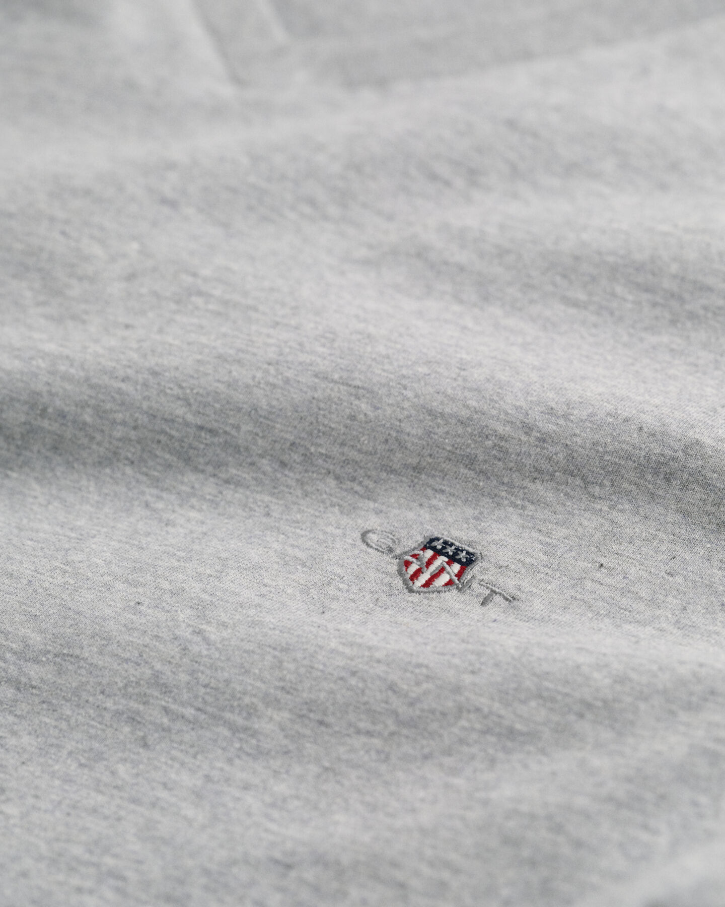 Slim Fit Shield T-shirt met V-hals