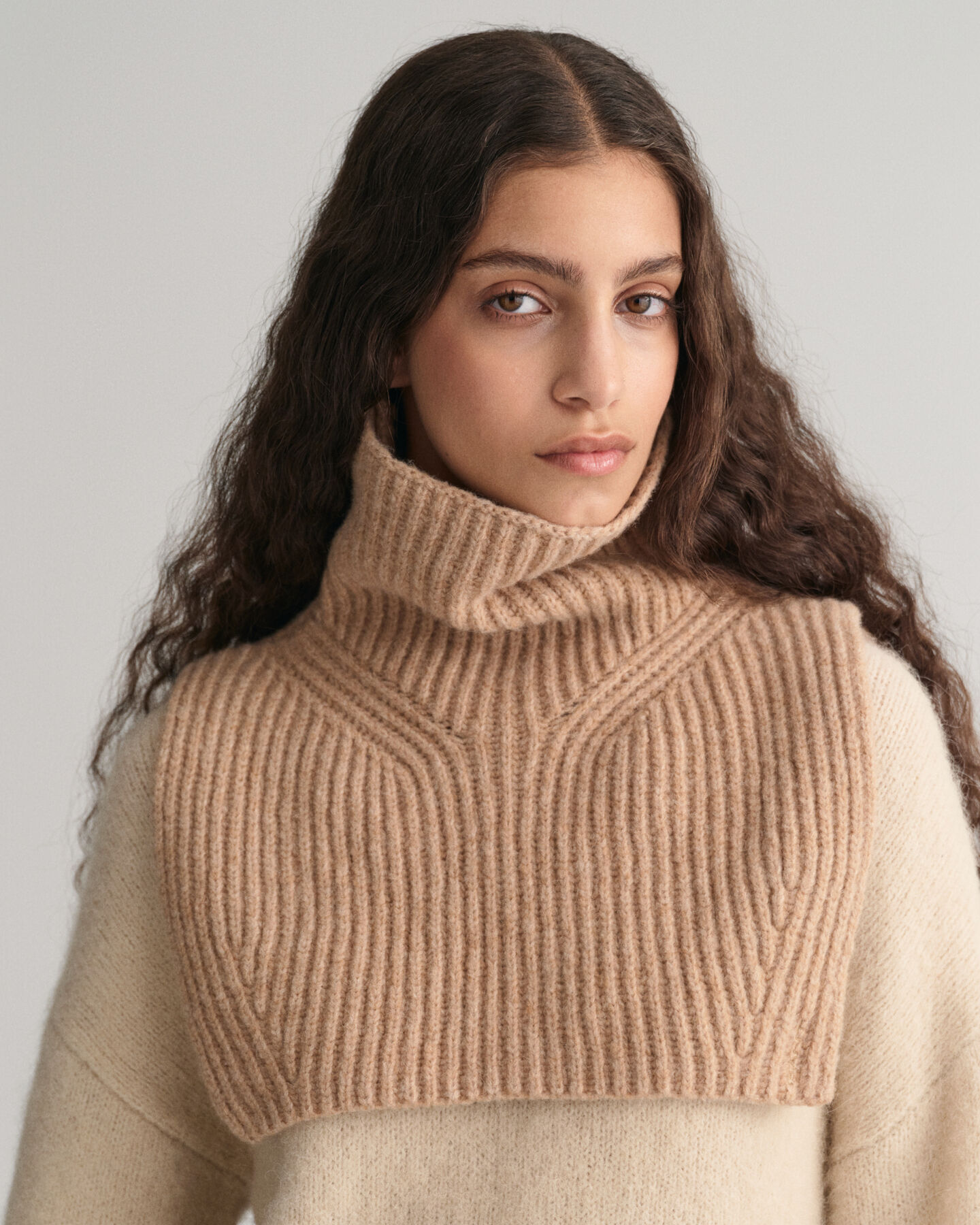 Ribgebreide slabkraag