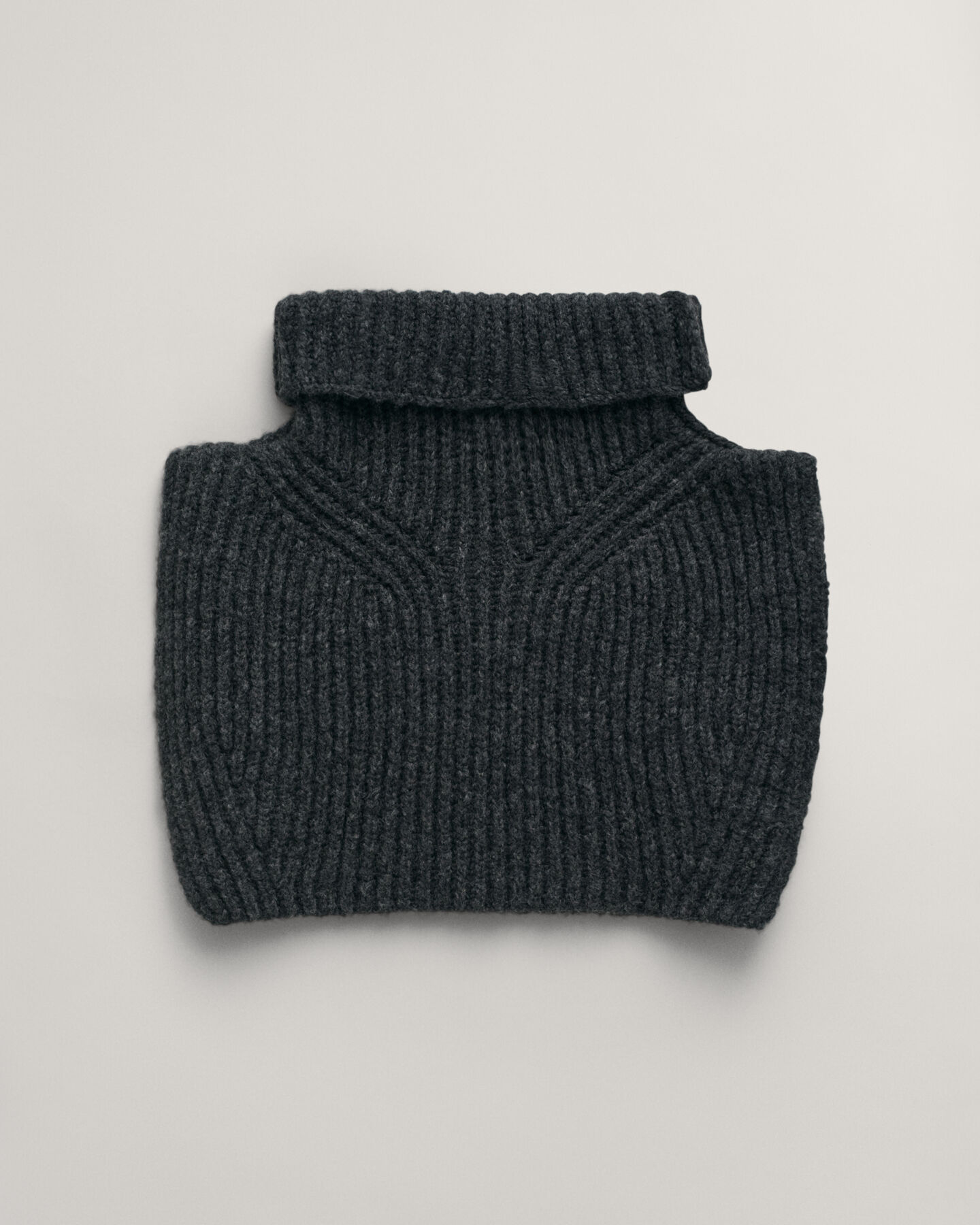 Ribgebreide slabkraag