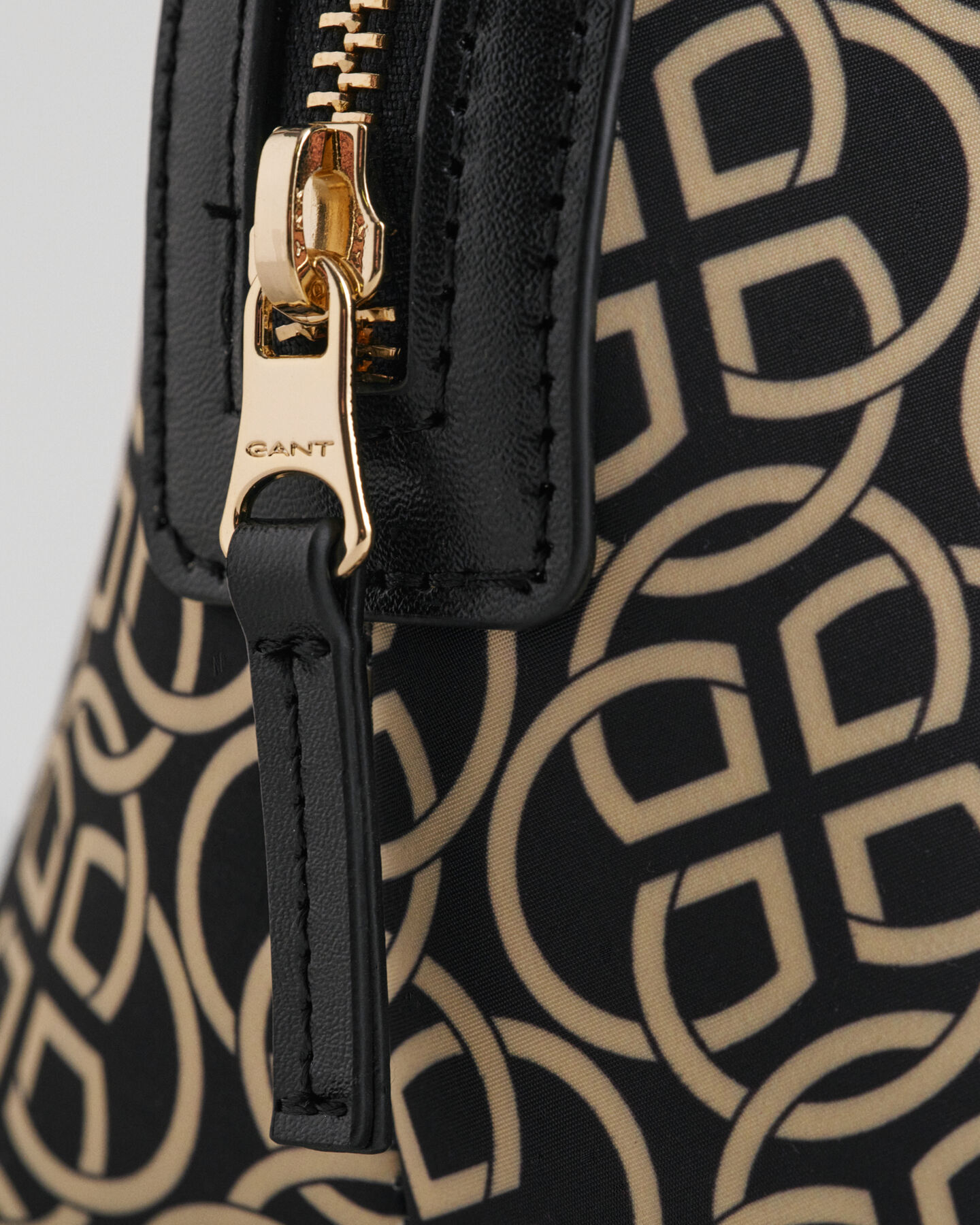 G Patterned toilettas