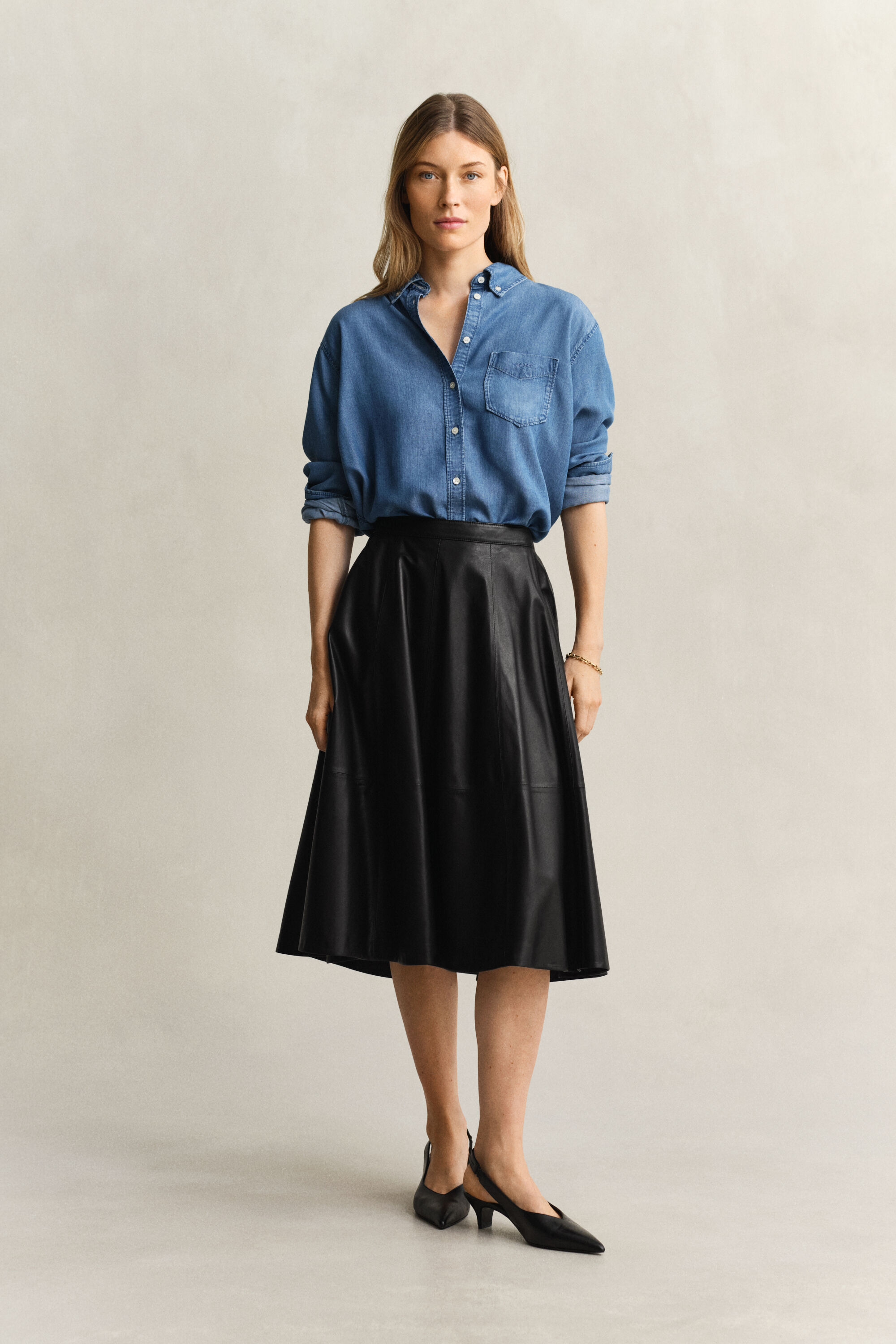 Wijduitlopende leren rok