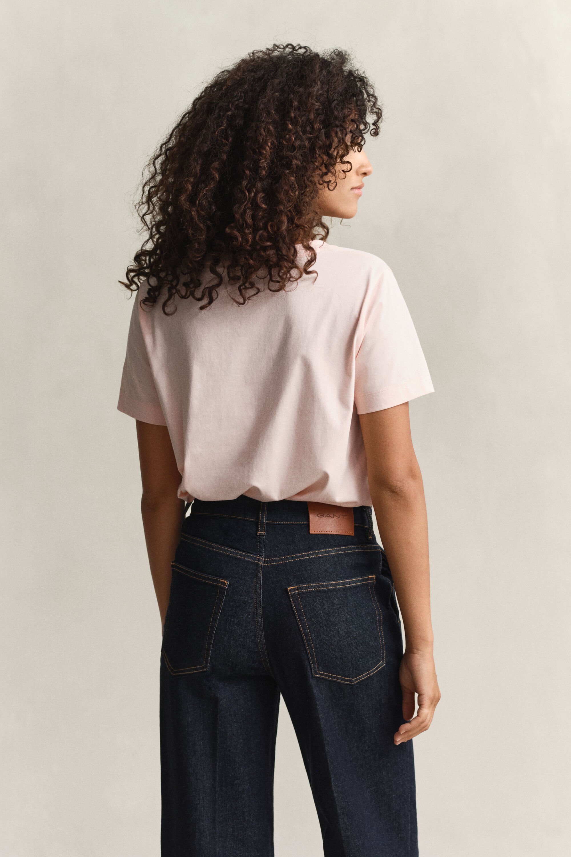 Shield T-shirt met V-hals