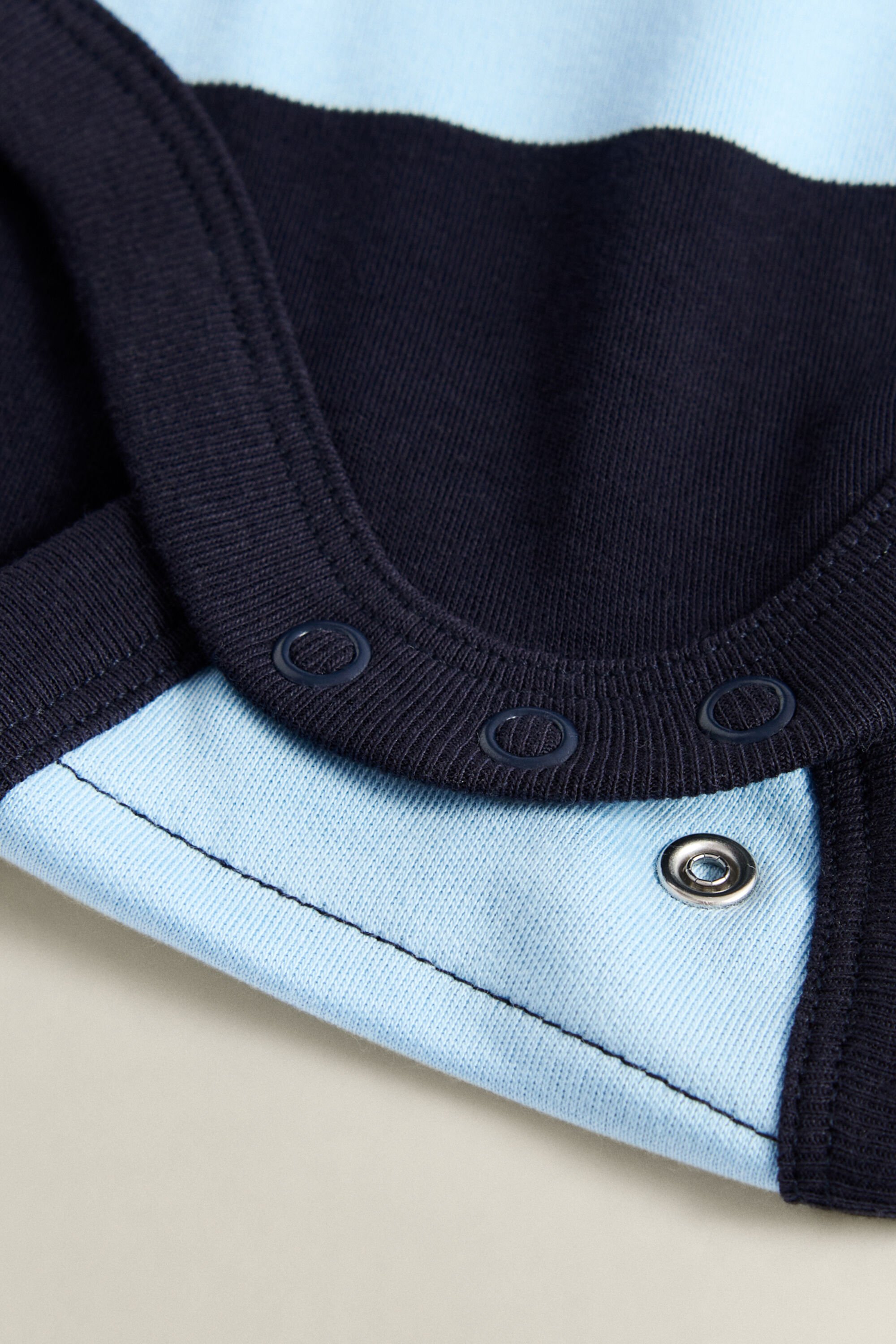 Baby set van twee gestreepte rompertjes