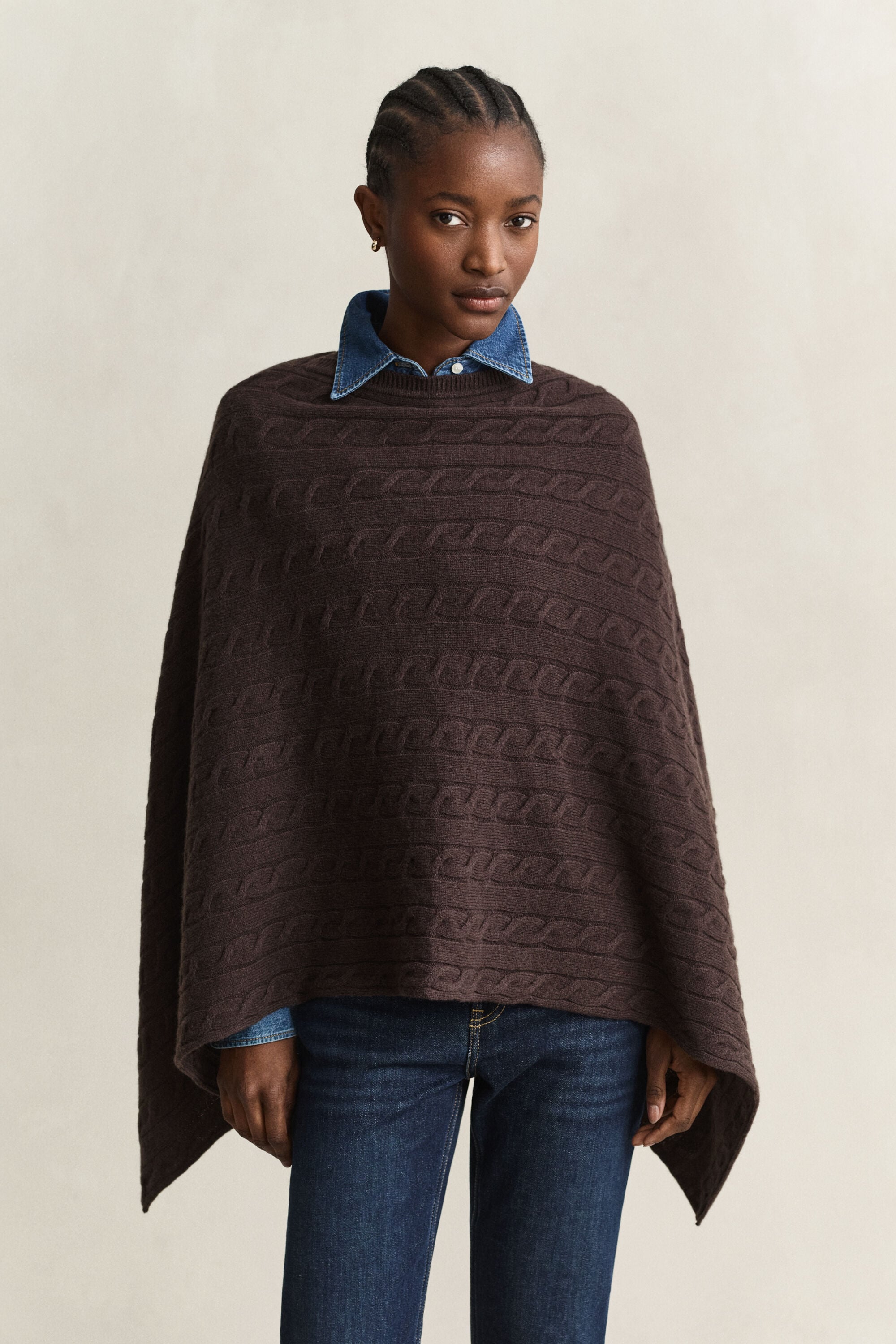 Wollen poncho met kabelpatroon