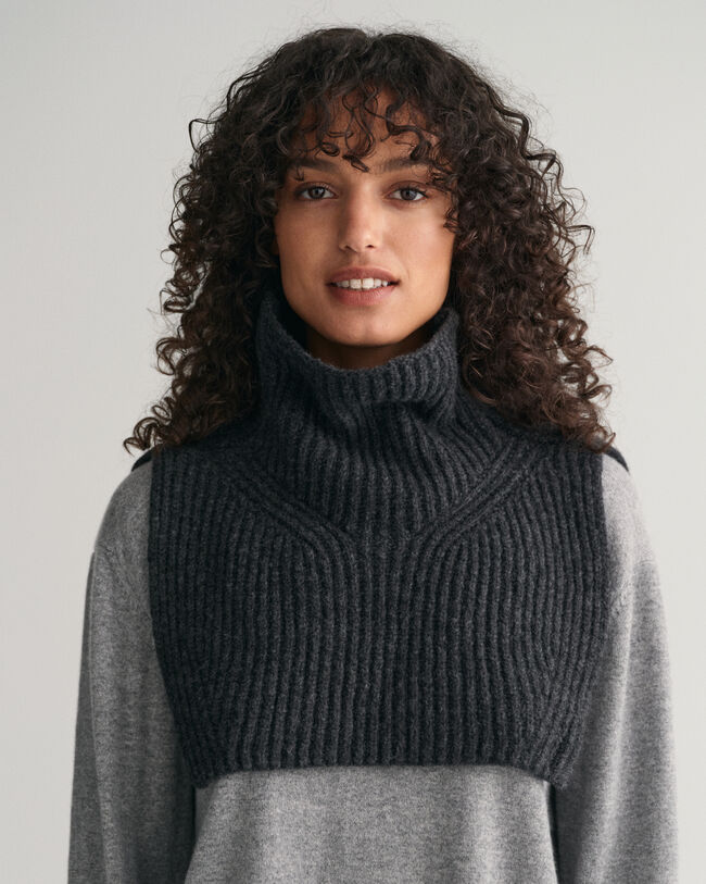 Ribgebreide slabkraag