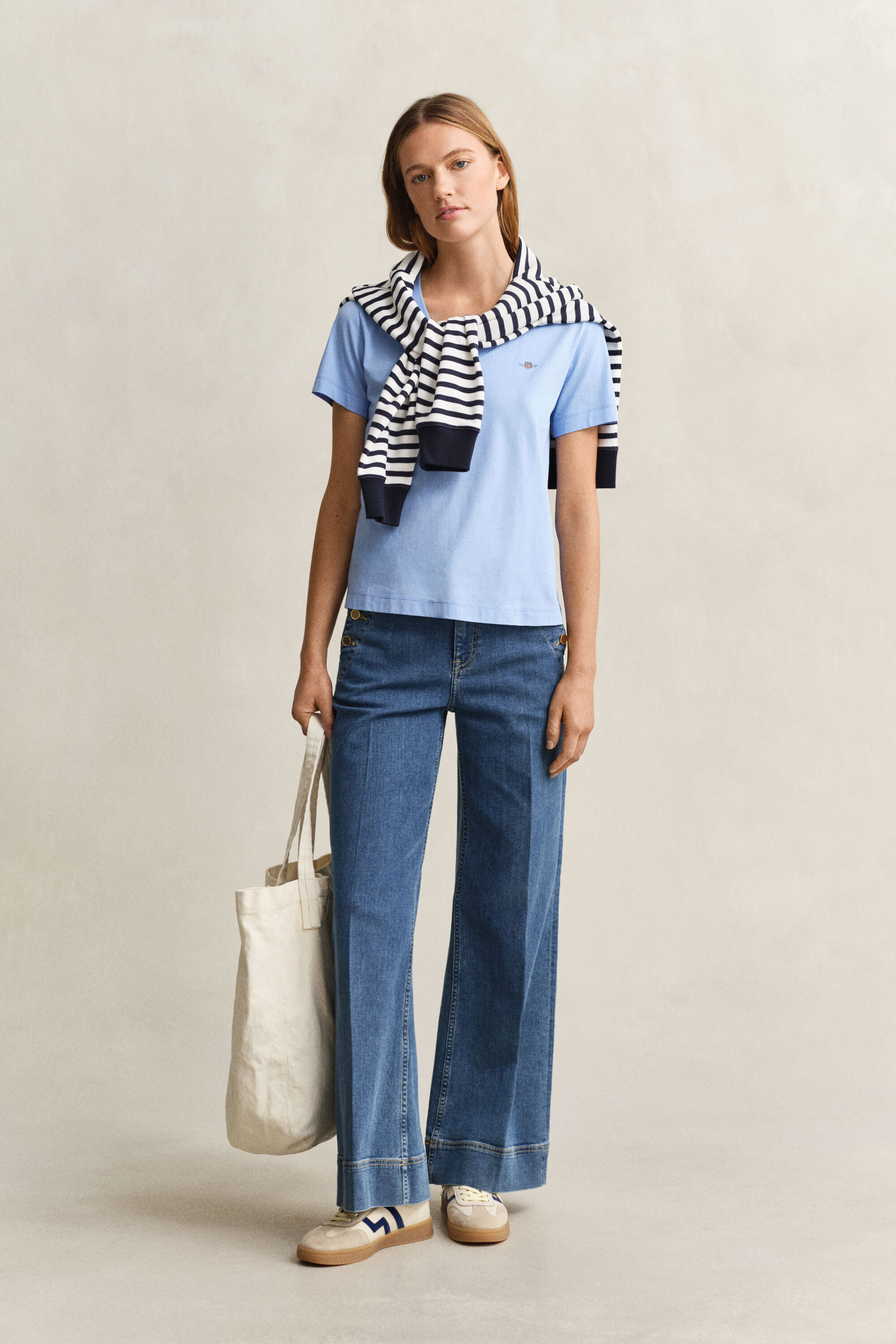 Shield T-shirt met V-hals