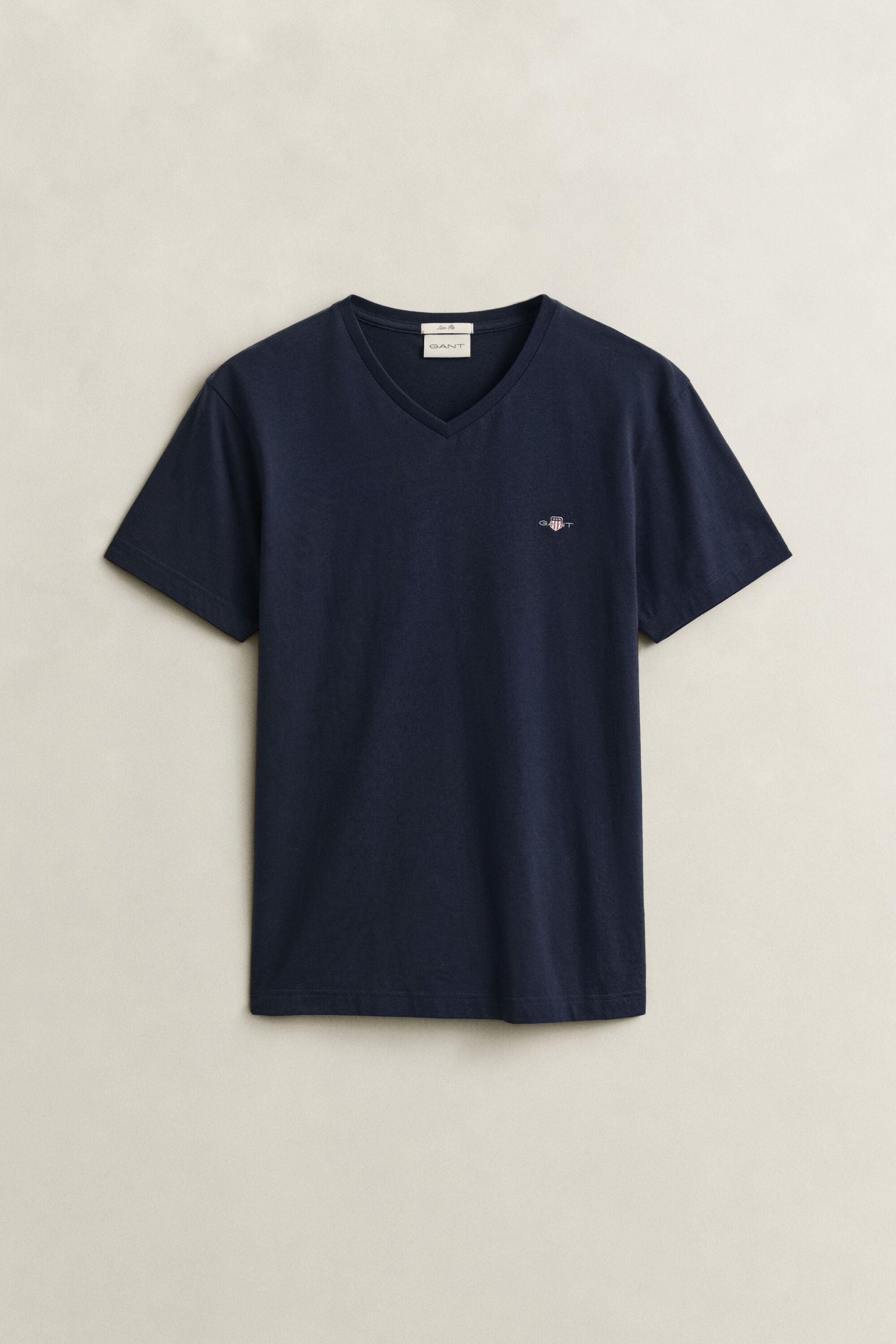 Shield T-shirt met V-hals