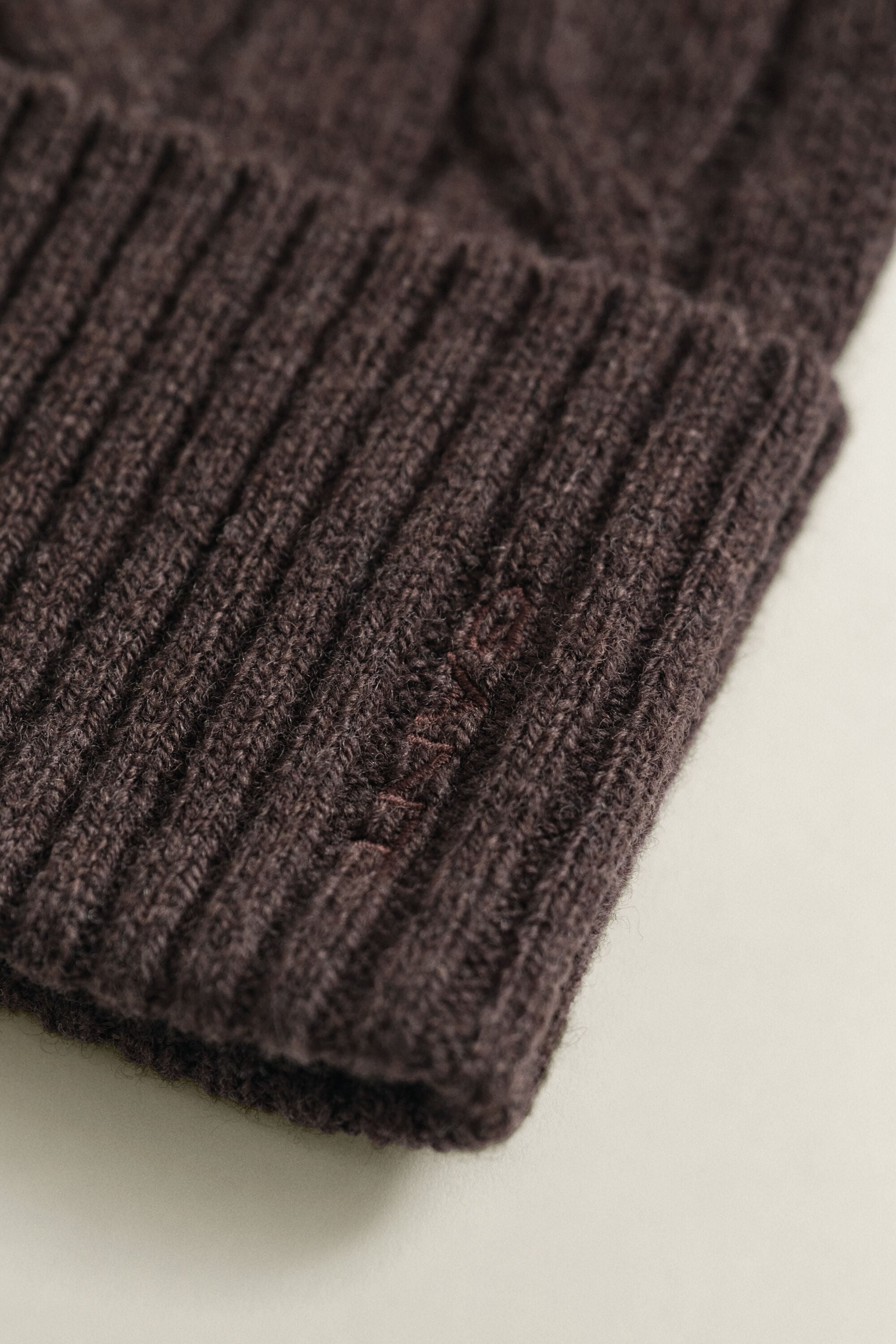 Wollen beanie met kabelpatroon
