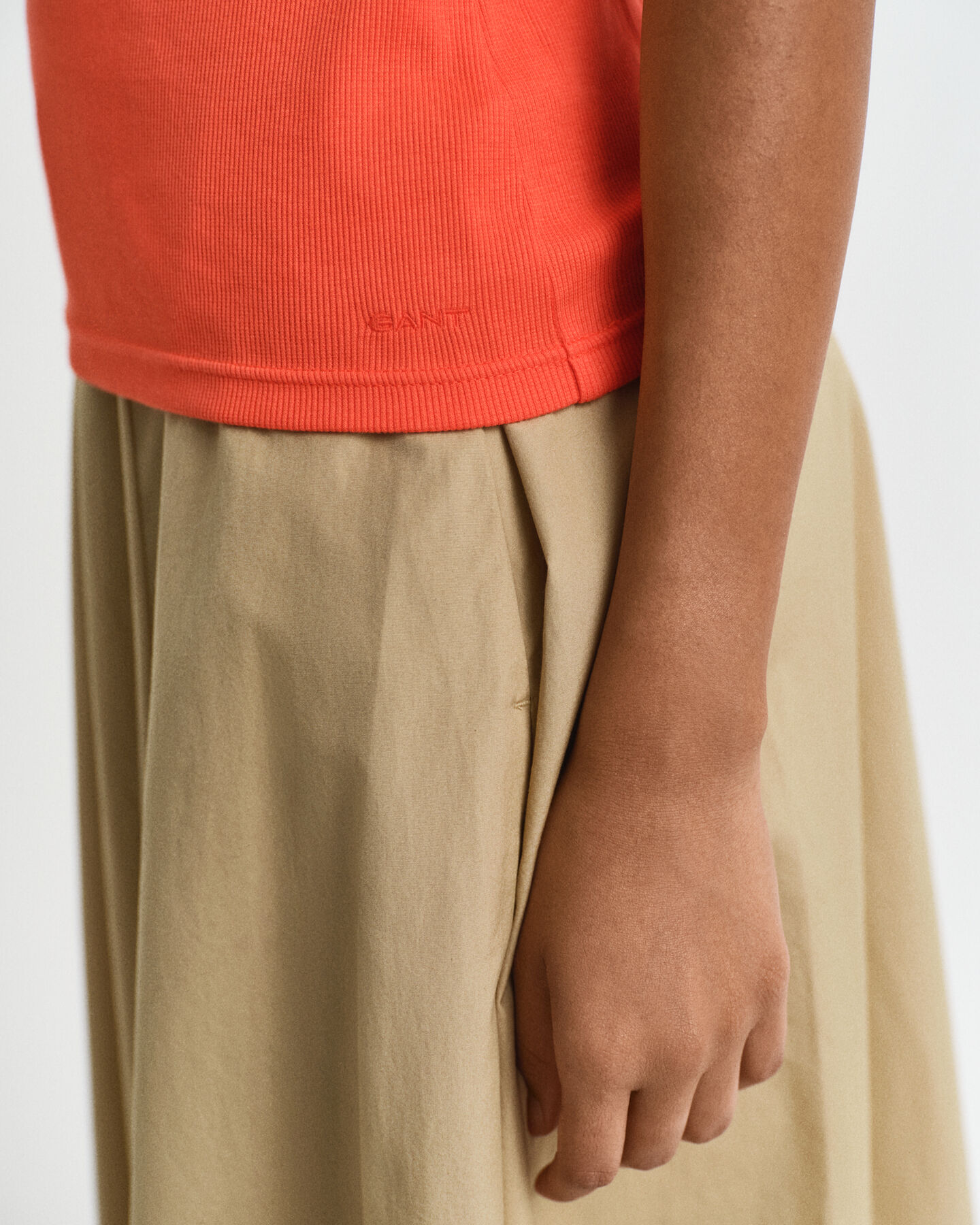 Geribde tanktop met hoge halslijn