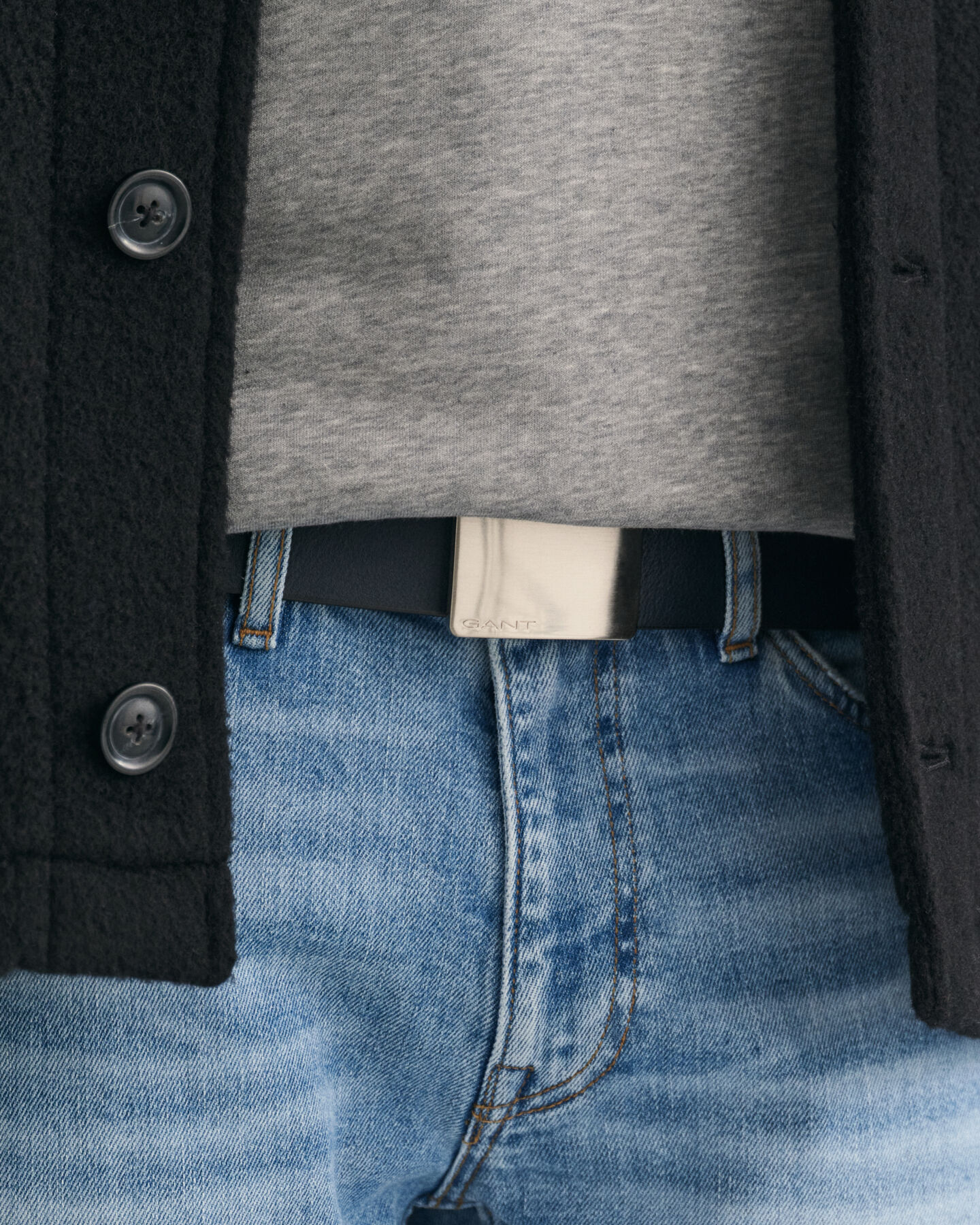 Leren riem met gesp en een plaatje