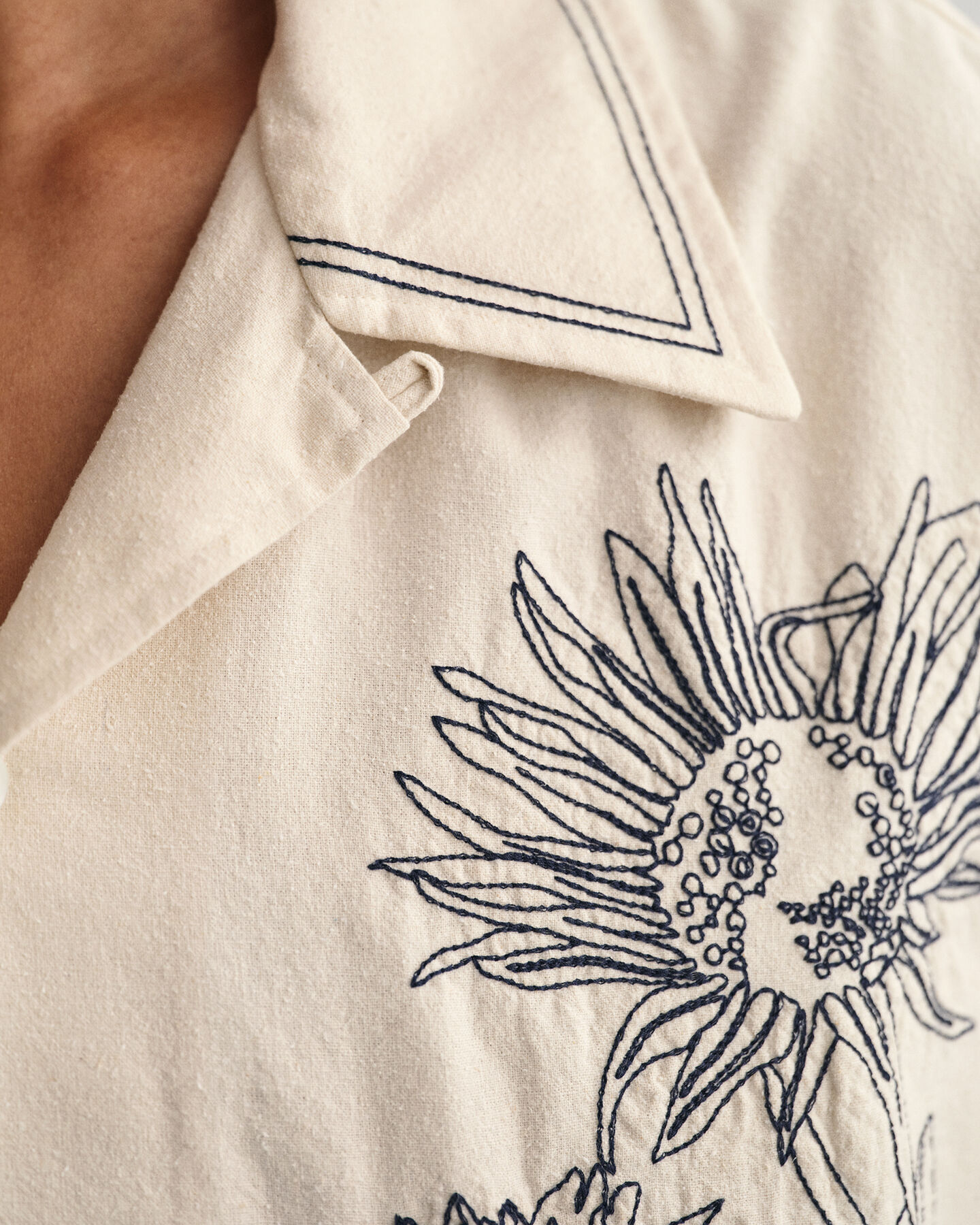 Oversized overhemd met borduurwerk en korte mouwen