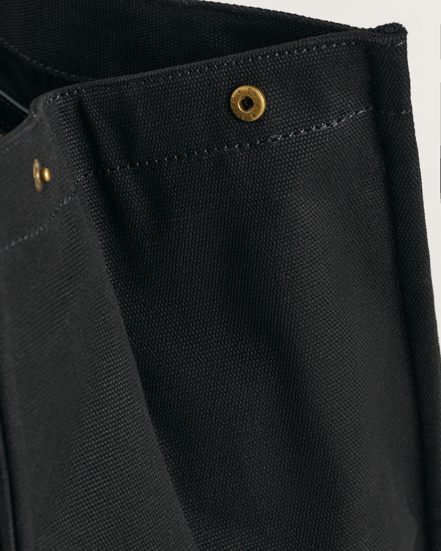 Tonal Shield canvas reistas