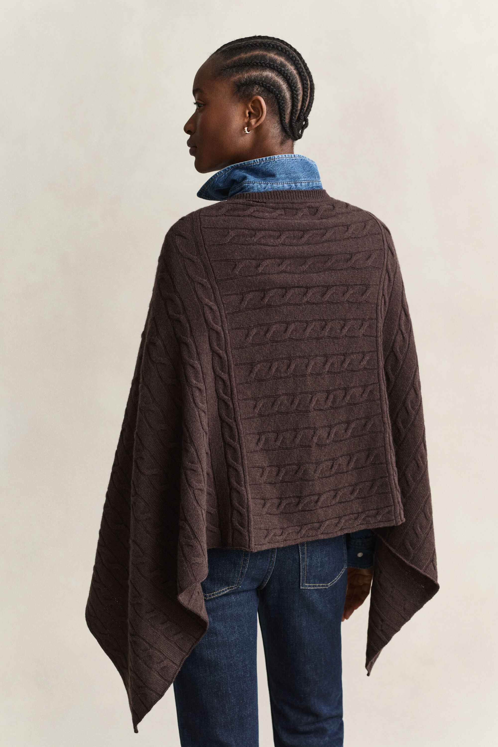 Wollen poncho met kabelpatroon