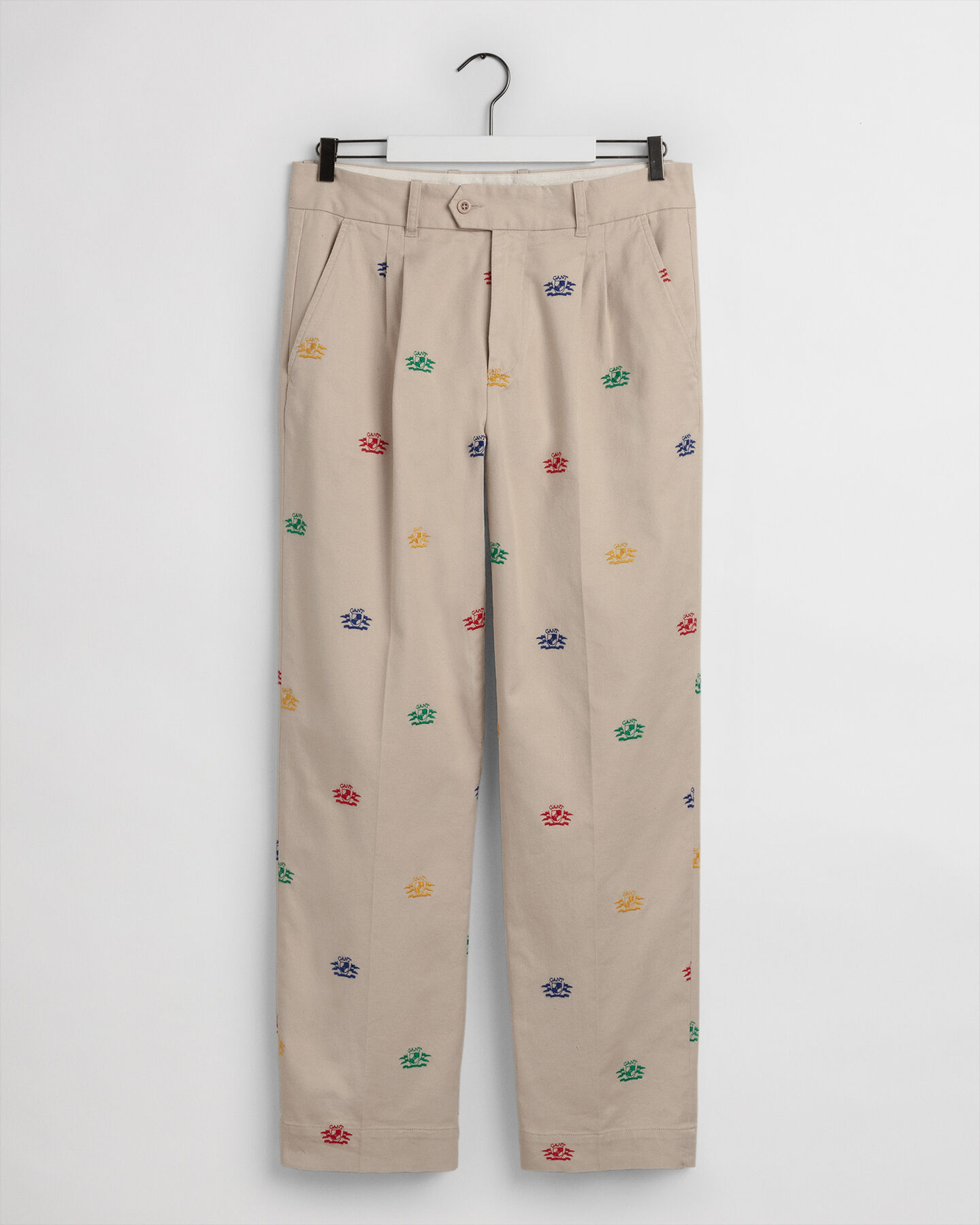 Chino met Crest-borduursels
