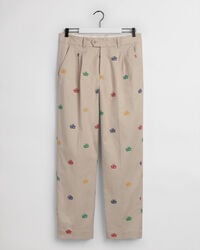 Chino met Crest-borduursels