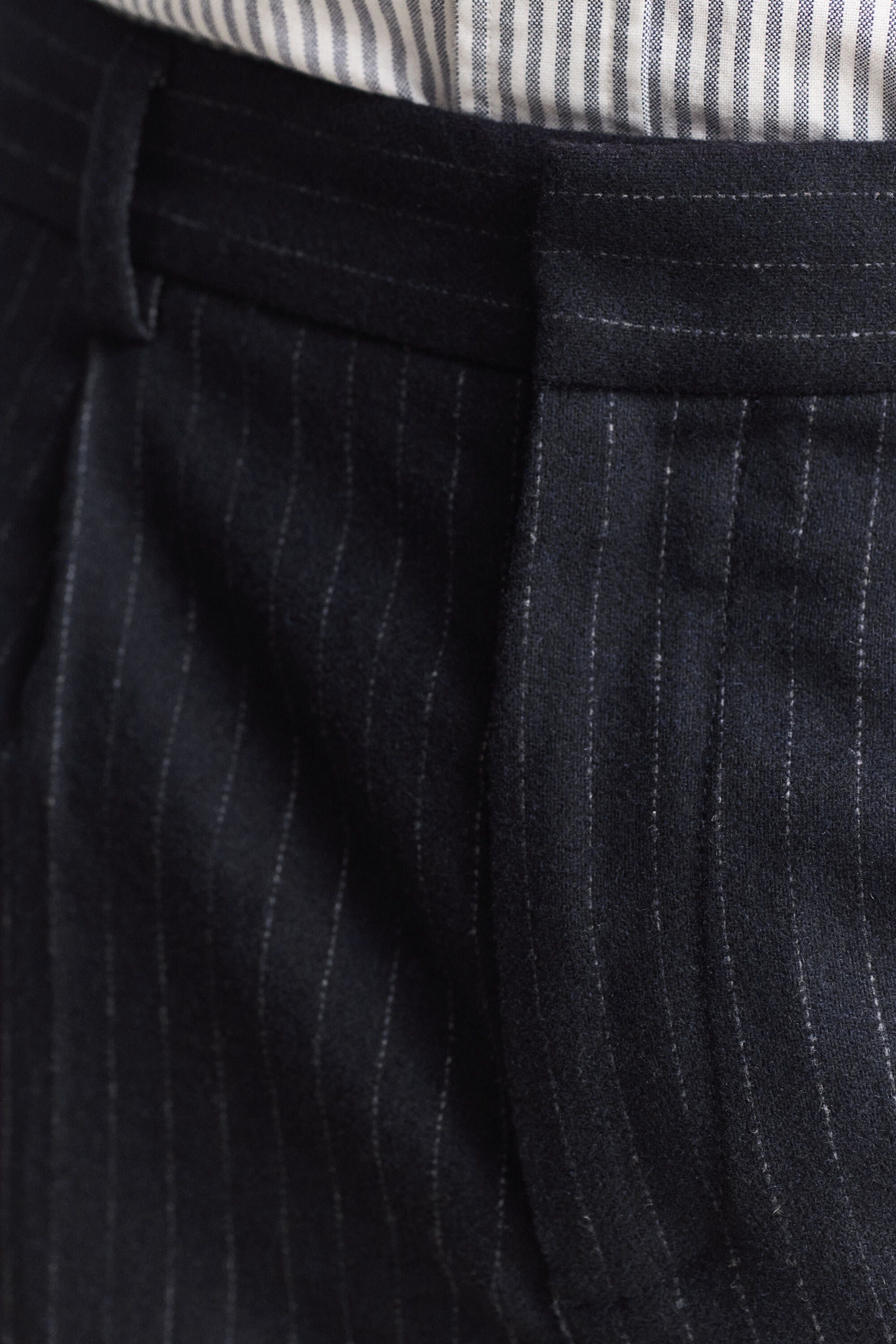 Broek van wollen flanel met taps toelopende pijpen