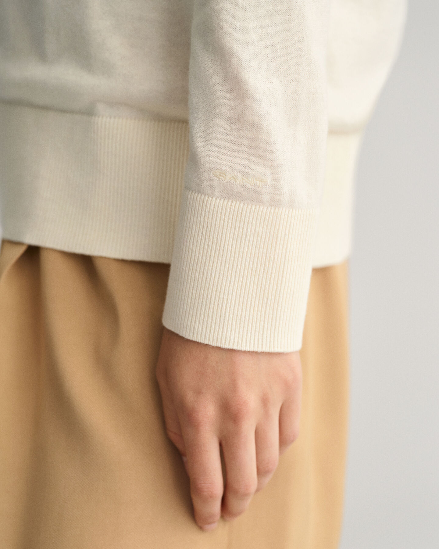 Fijngebreide trui met V-hals