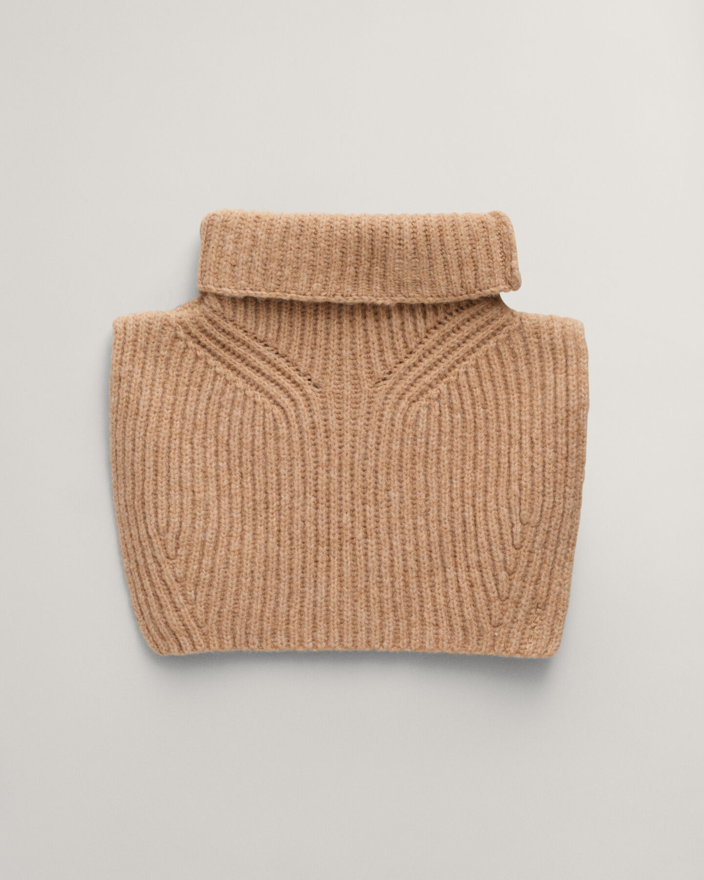 Ribgebreide slabkraag