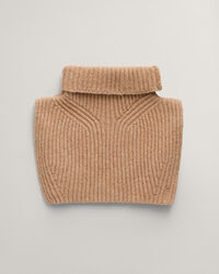 Ribgebreide slabkraag