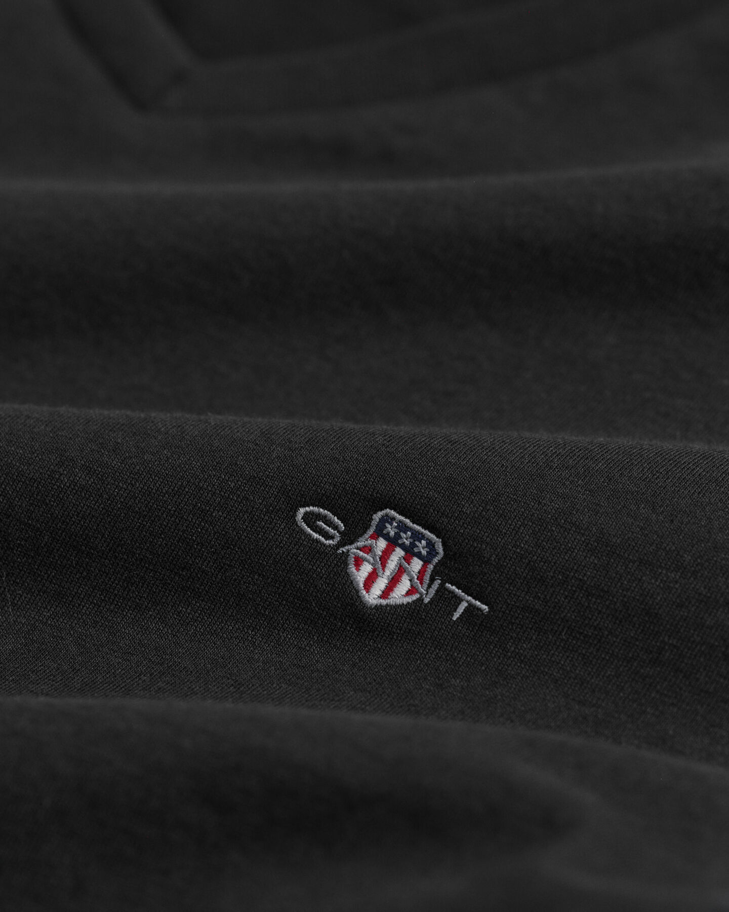 Slim Fit Shield T-shirt met V-hals