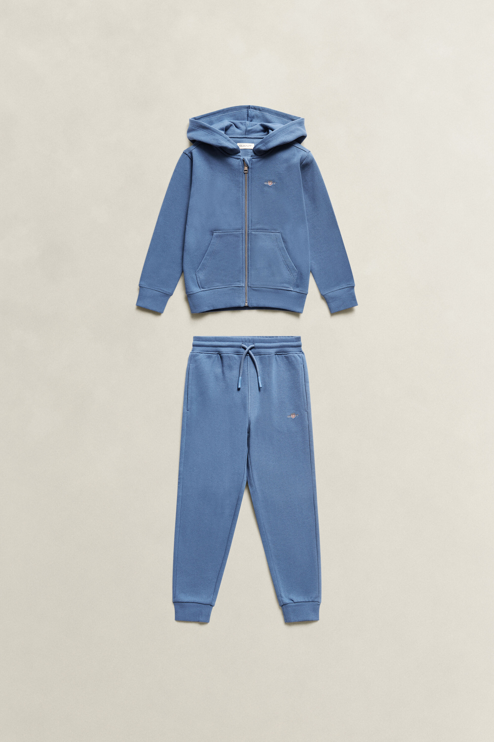 Jongensset van hoodie met rits en schild en een joggingbroek