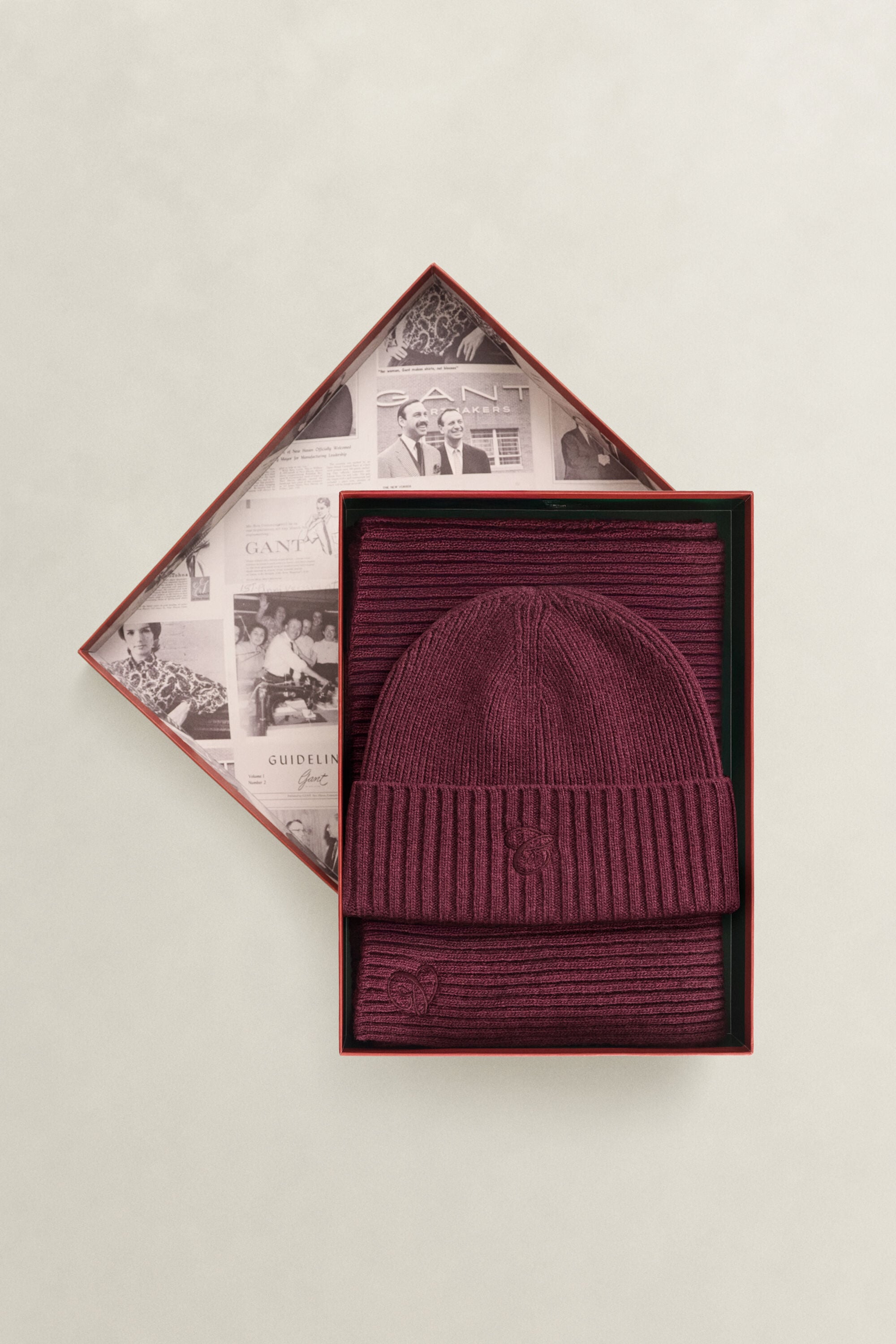 Cadeauset met geborduurde sjaal en beanie